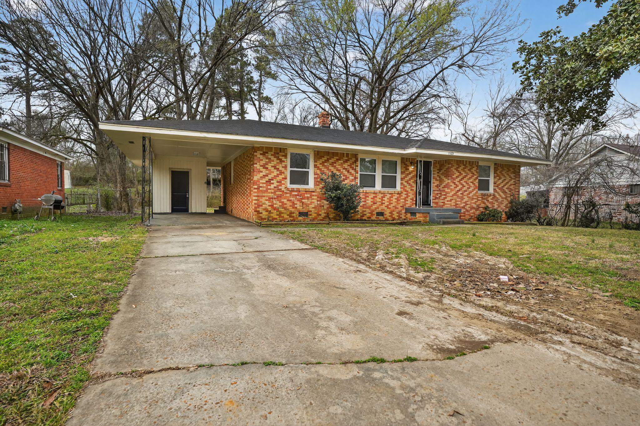 1589 Whitney Ave Property Photo 2