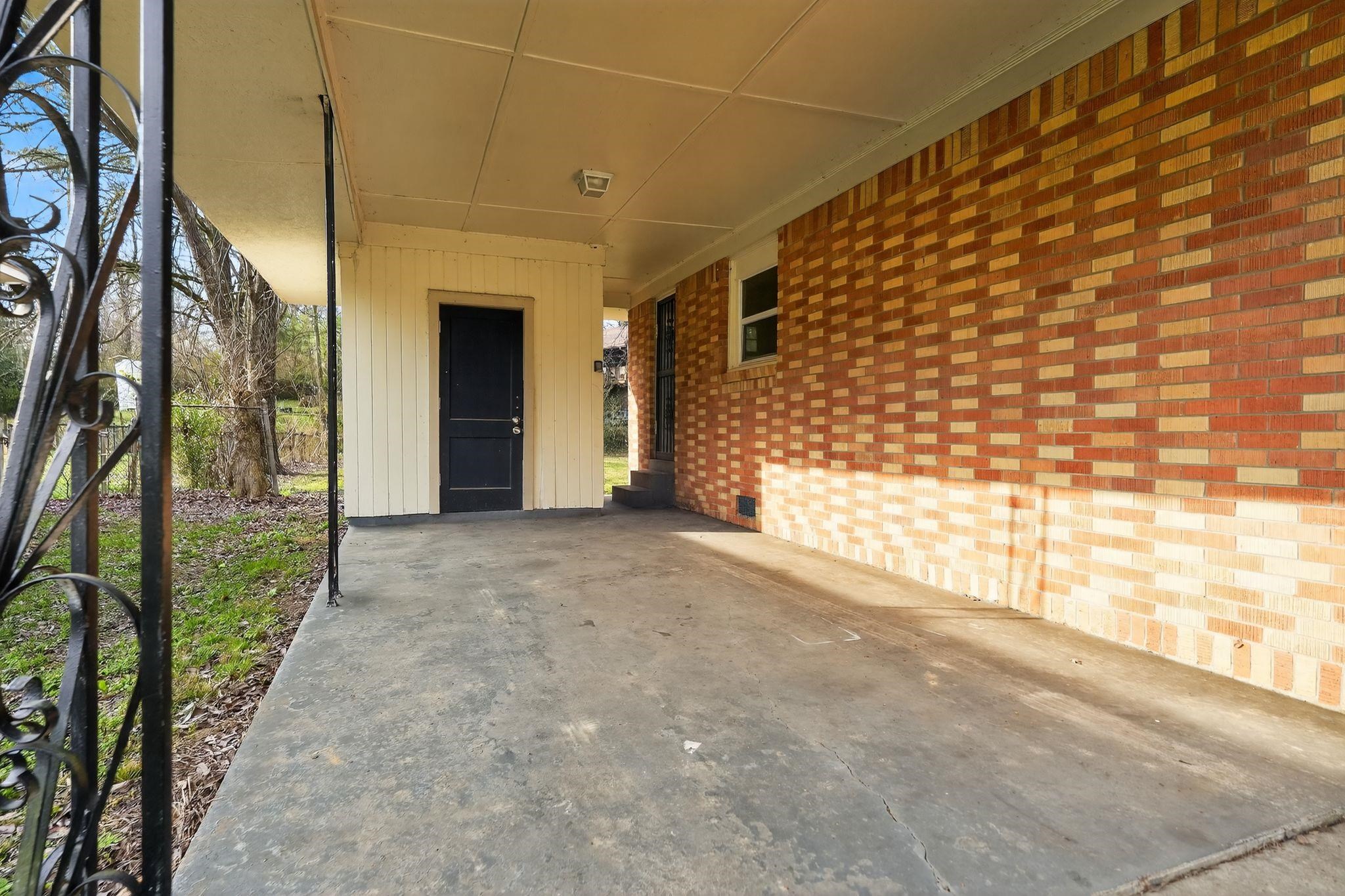 1589 Whitney Ave Property Photo 3
