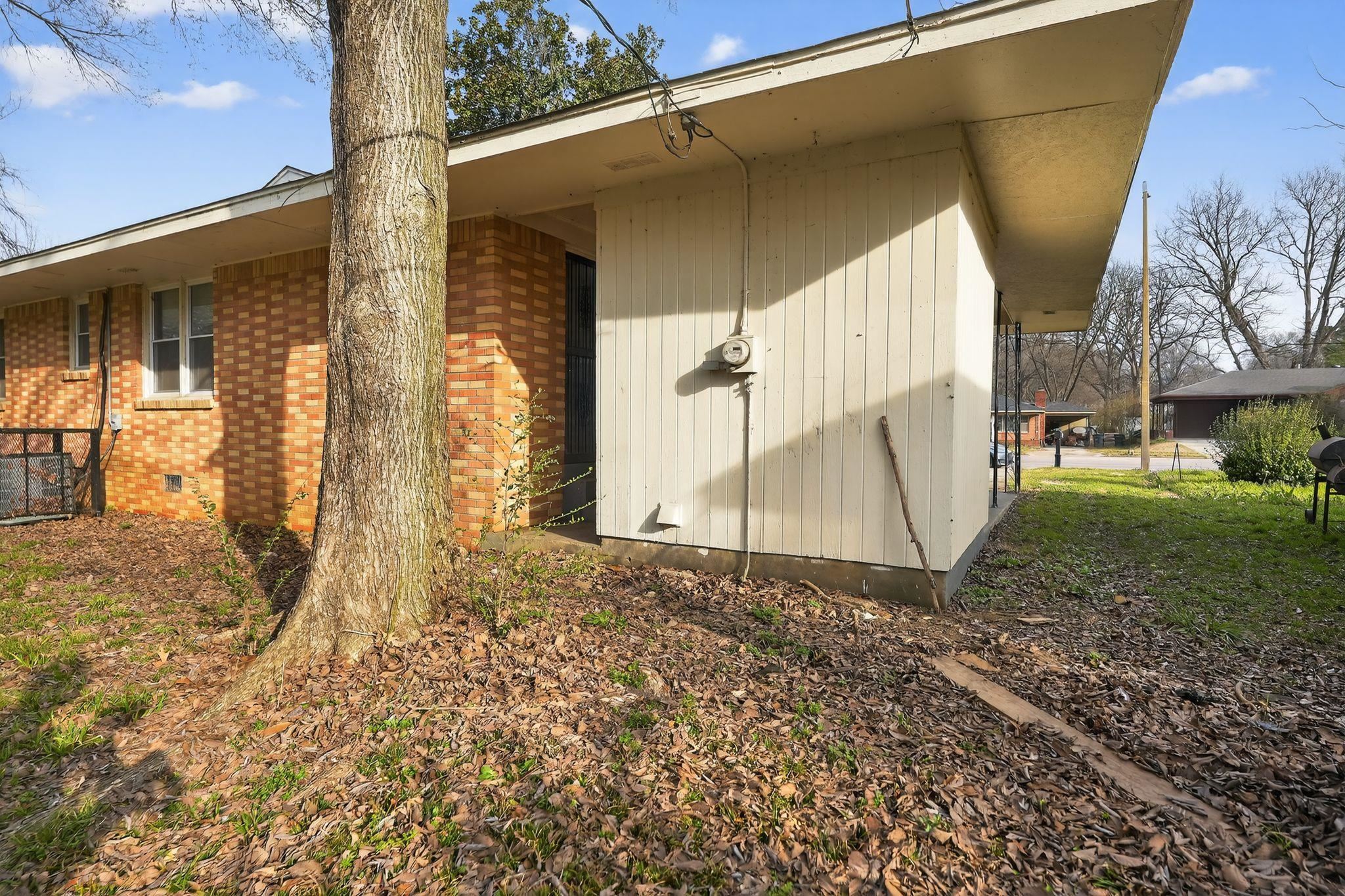 1589 Whitney Ave Property Photo 4