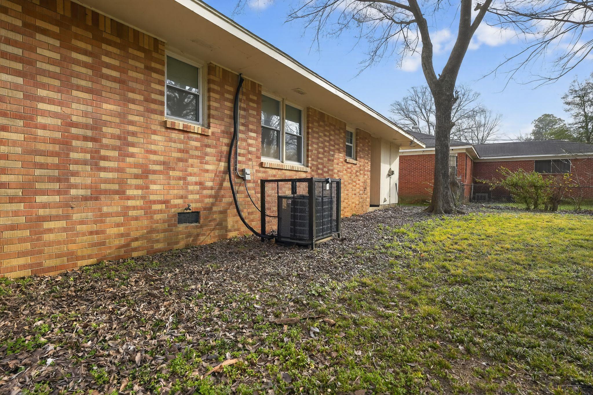 1589 Whitney Ave Property Photo 5