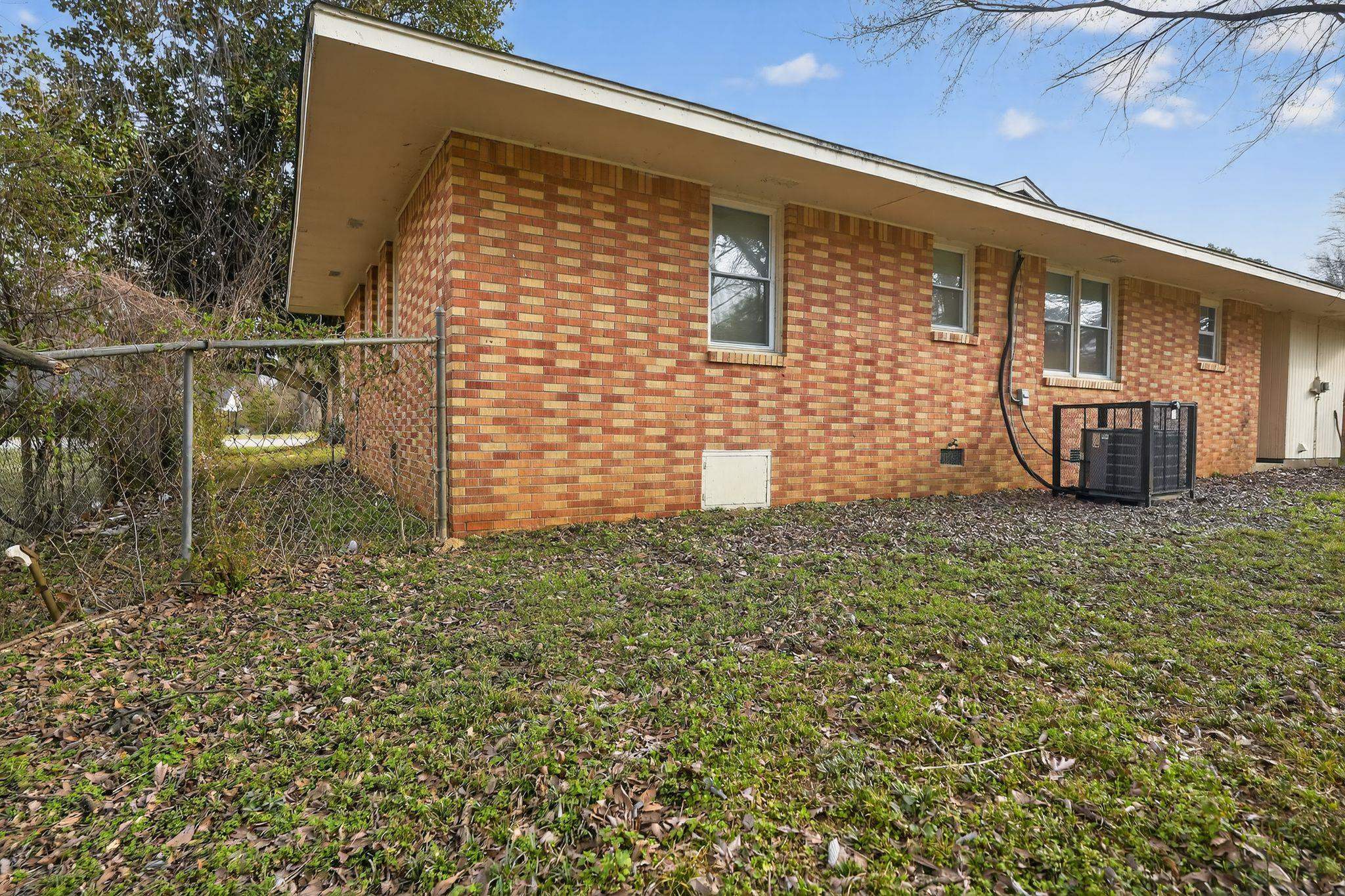 1589 Whitney Ave Property Photo 6