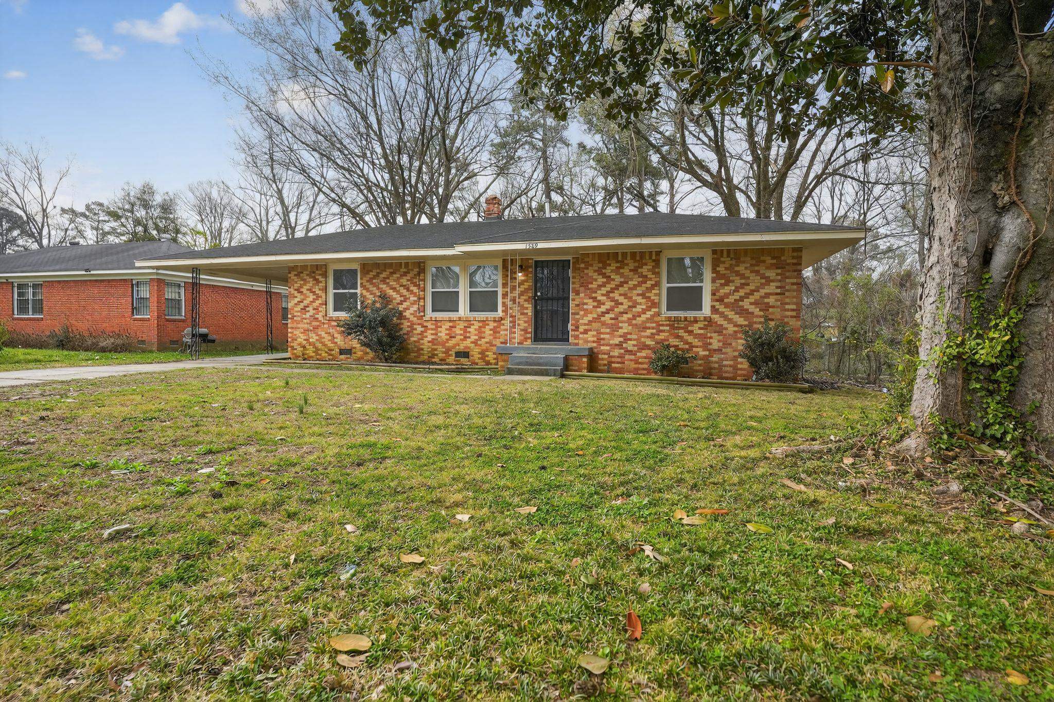 1589 Whitney Ave Property Photo 7