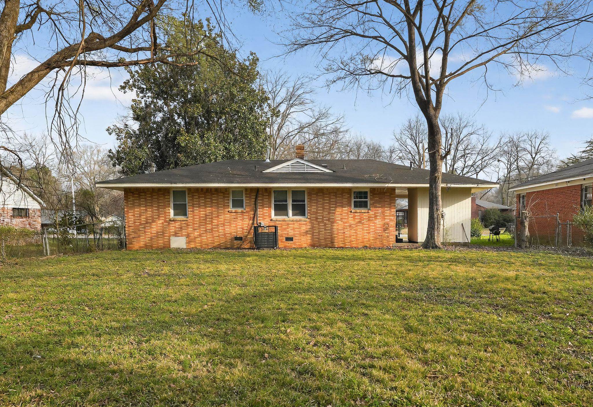 1589 Whitney Ave Property Photo 8