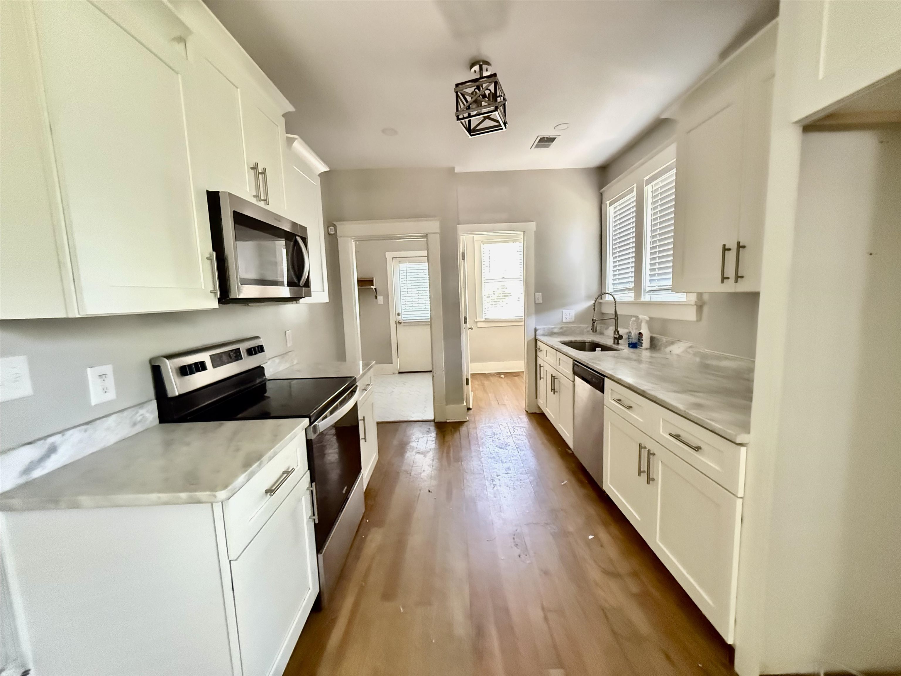 2297 Jackson Ave Property Photo 4