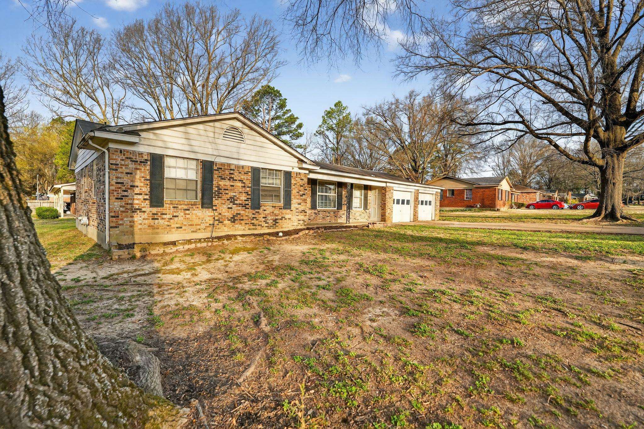 3697 Lakehurst Dr Property Photo 2