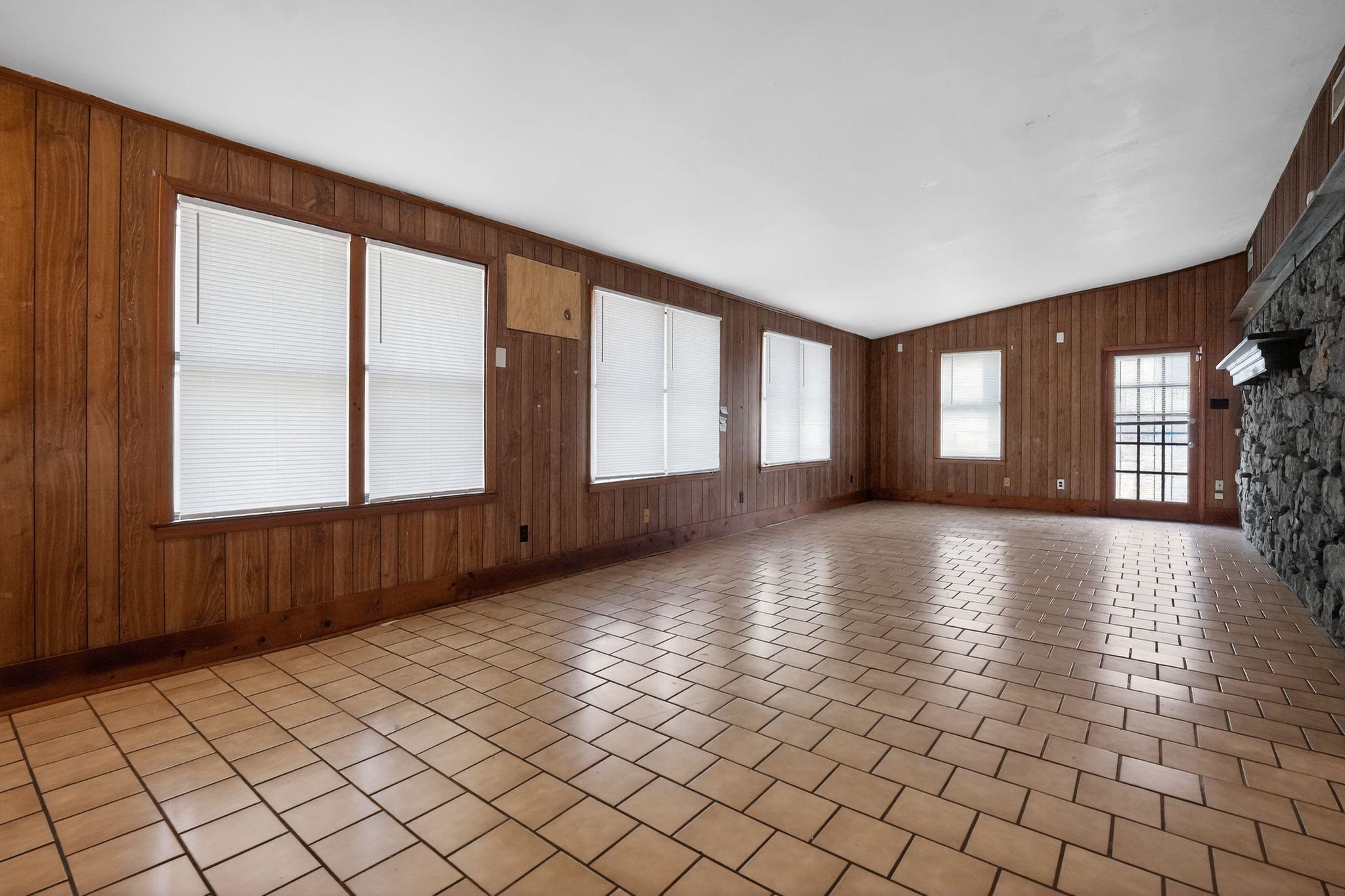 3697 Lakehurst Dr Property Photo 12
