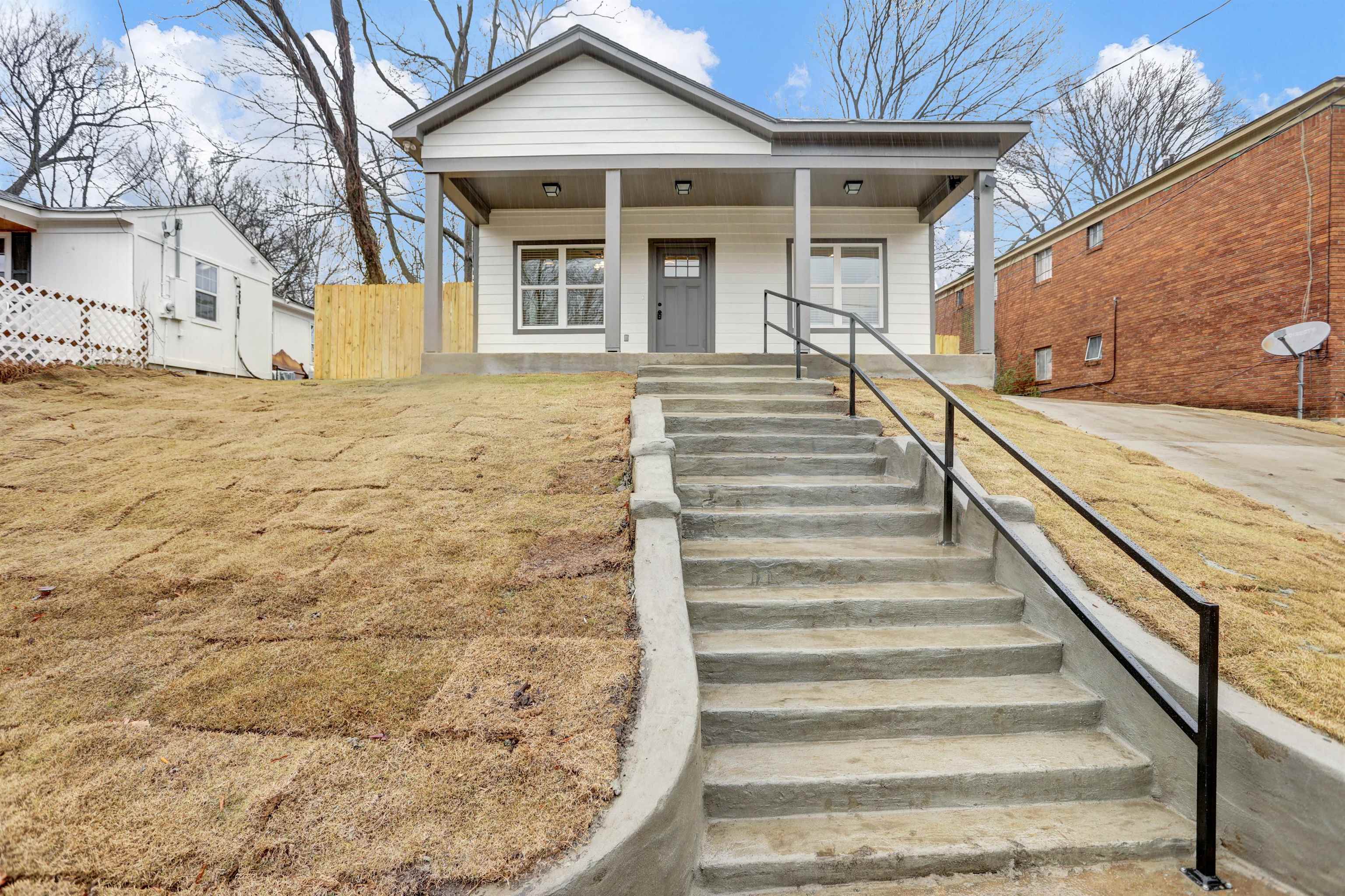 640 STEPHENS PL Property Photo 1