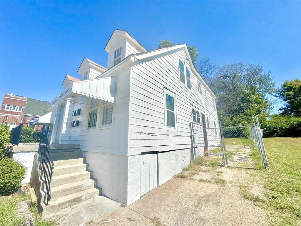 1086 S Bellevue Blvd Property Photo 2