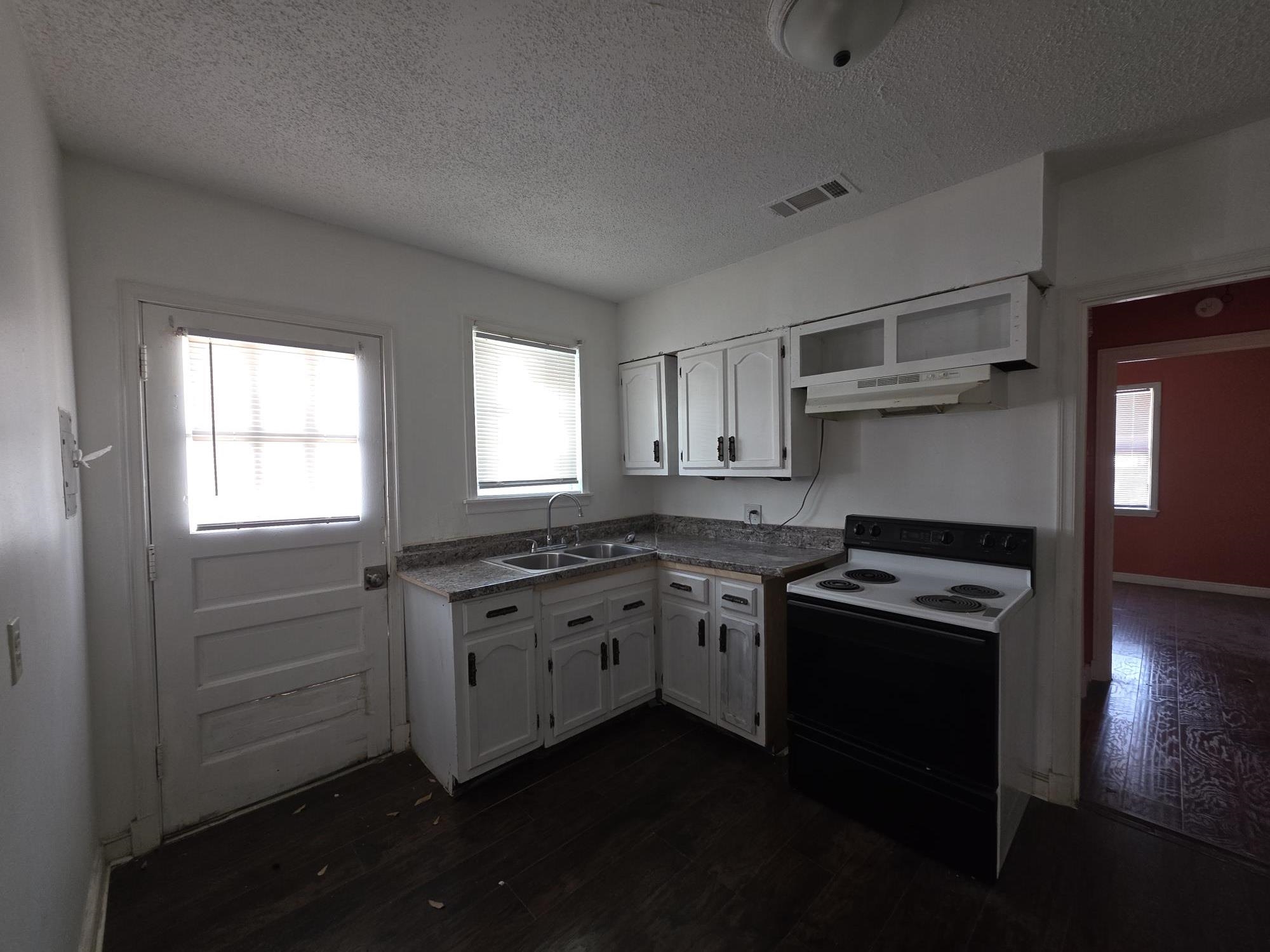 3484 Vernon Ave Property Photo 8
