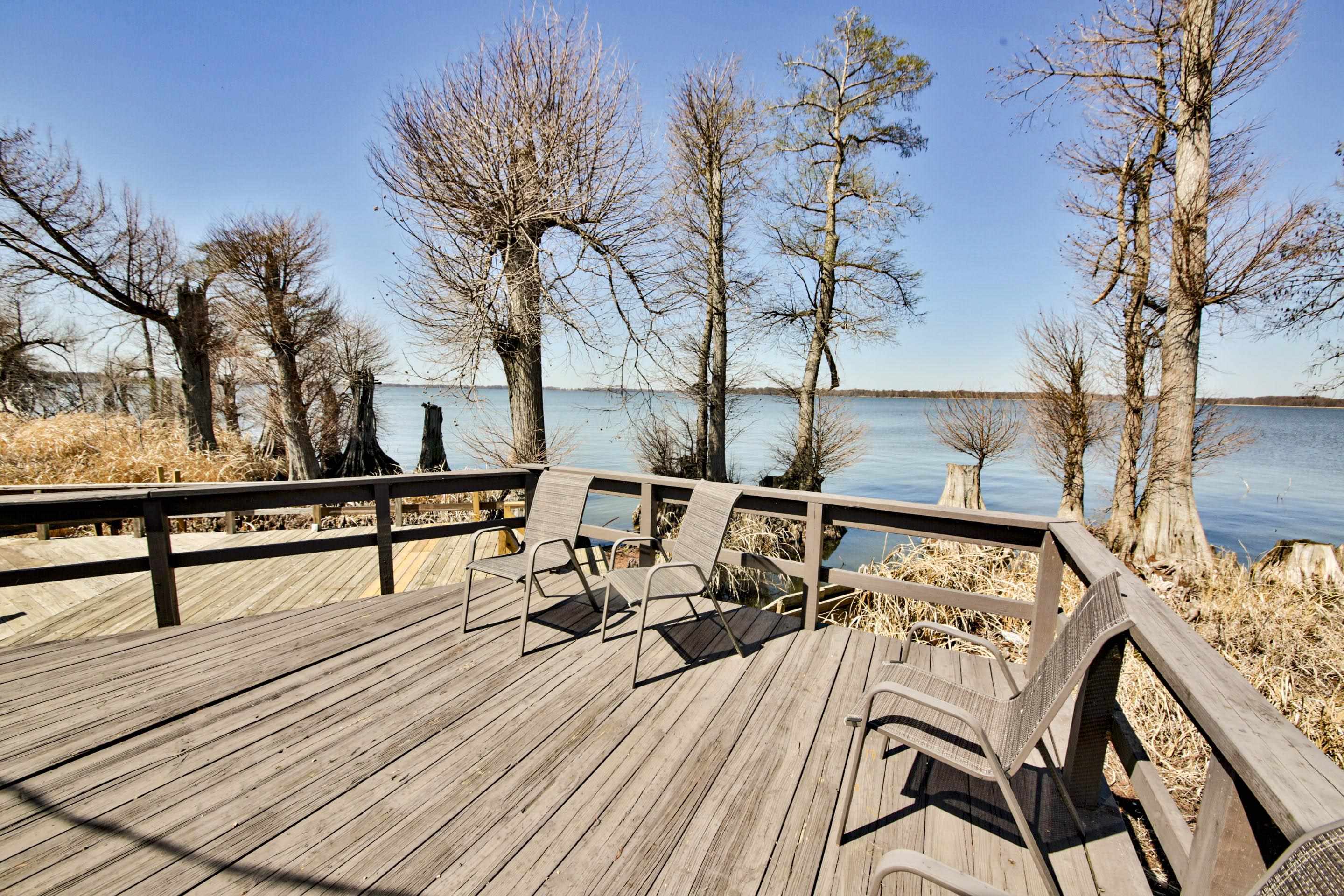 1225 LAKE DR