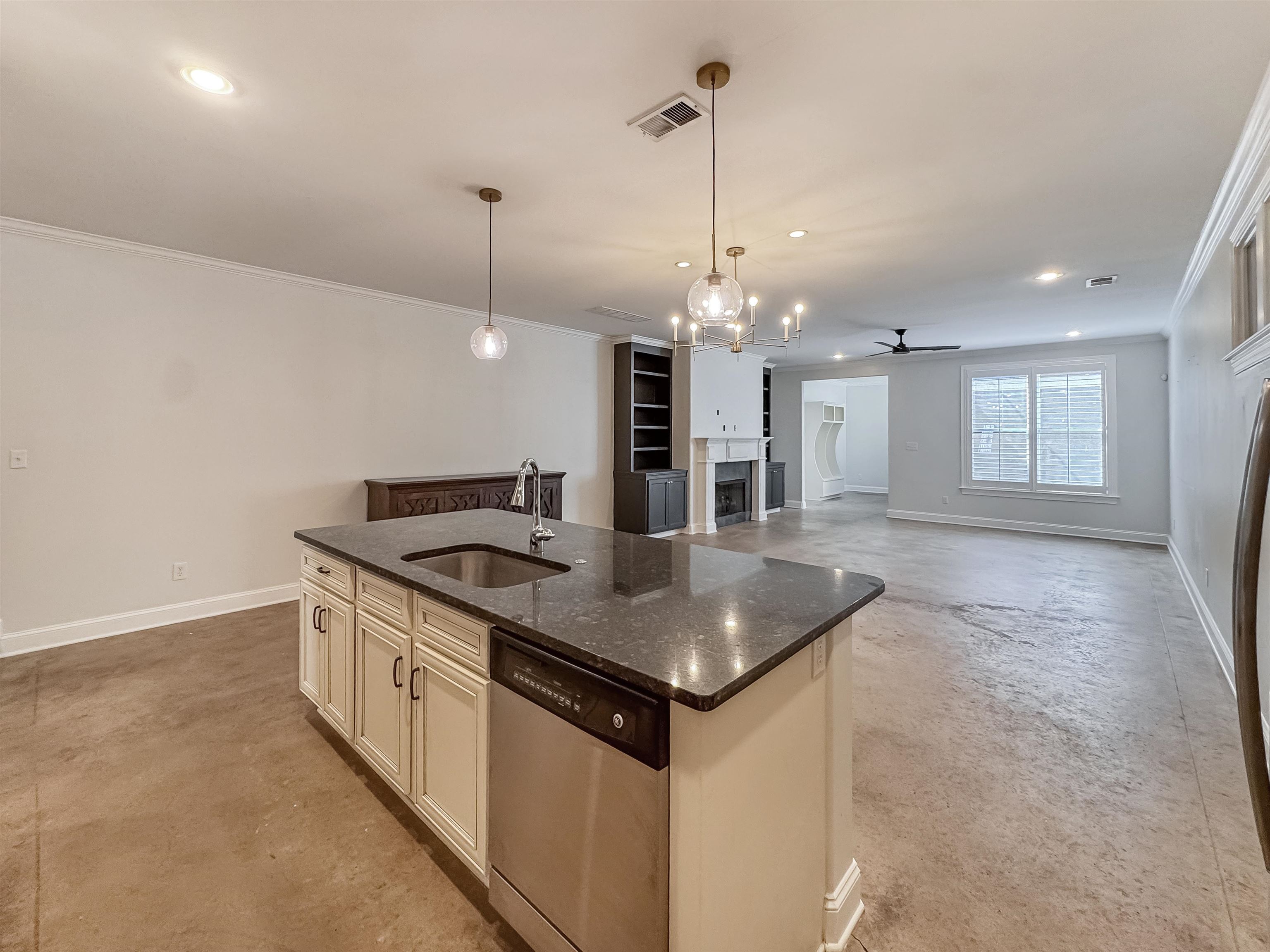 613 S Front St Property Photo 10