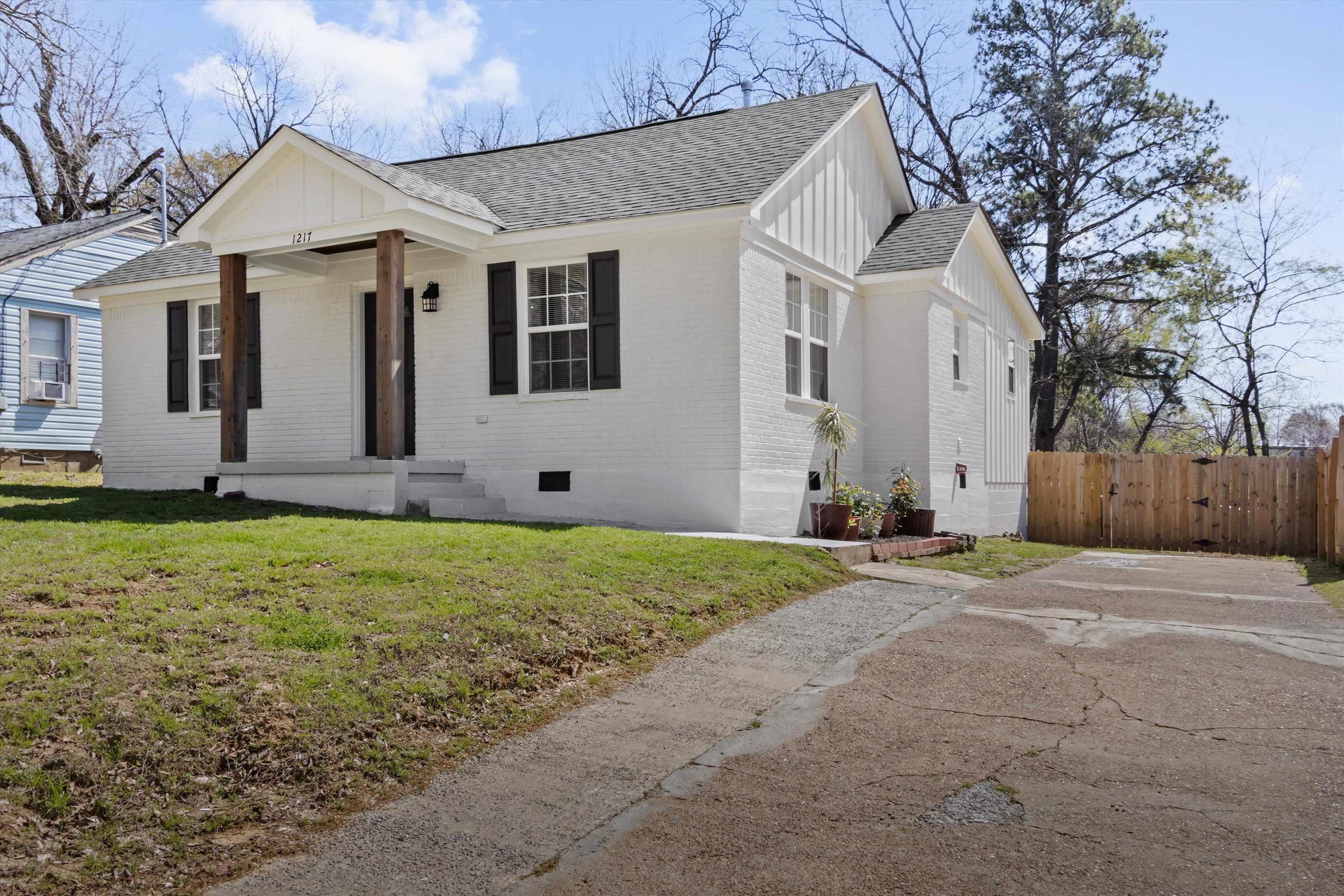 1217 Carlton Rd Property Photo 2