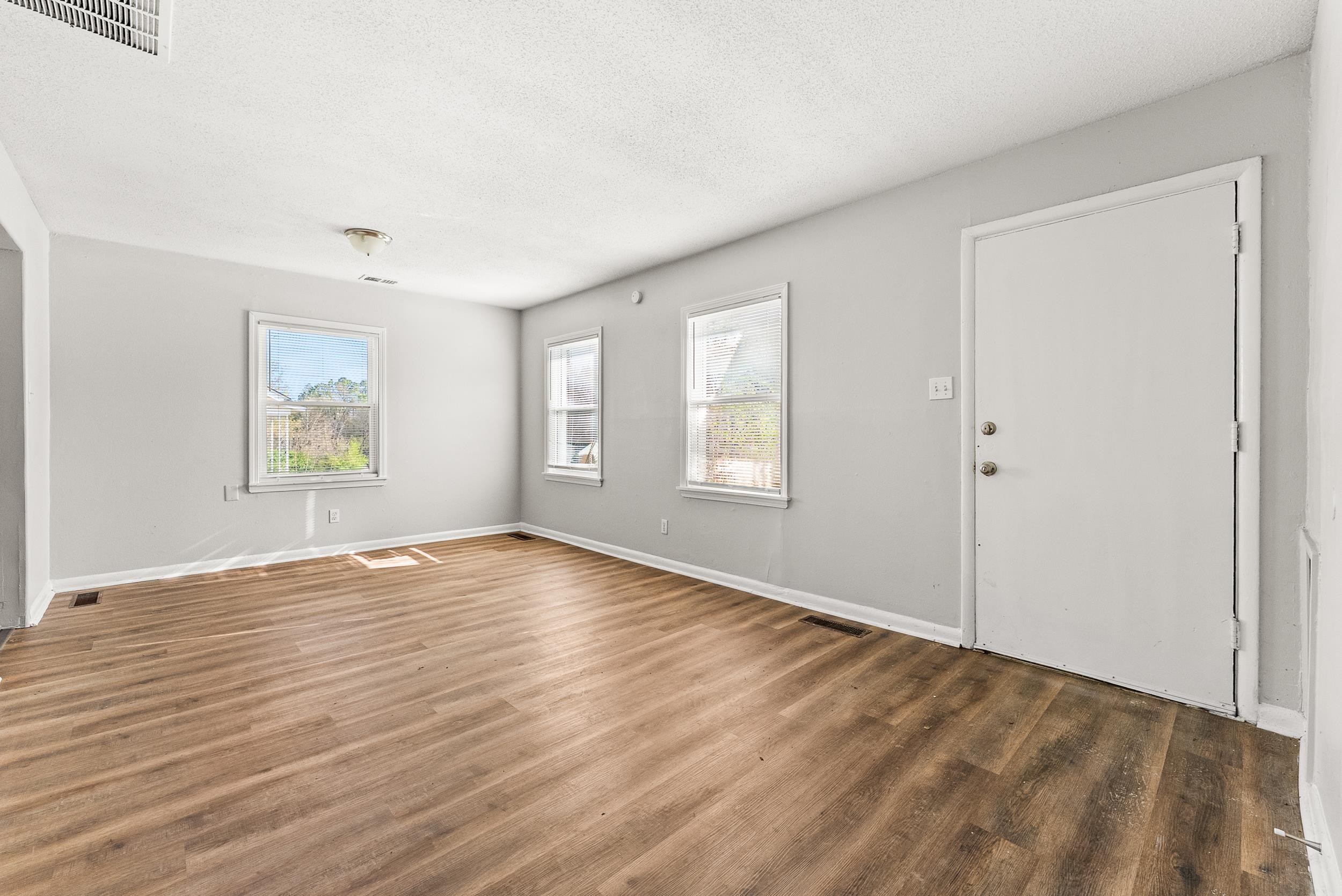 3277 Ashland St Property Photo 5