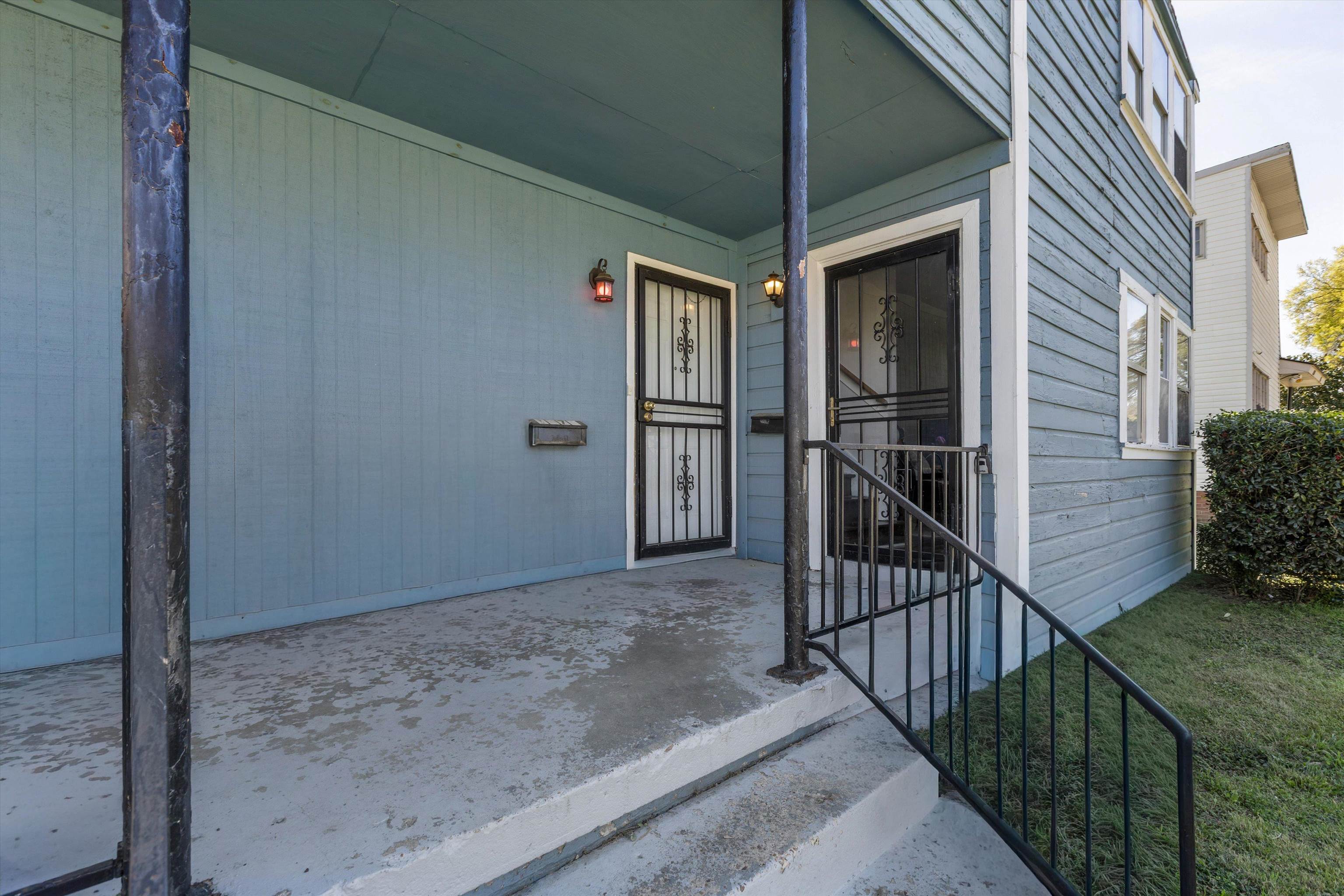 1072 N Evergreen St Property Photo 3