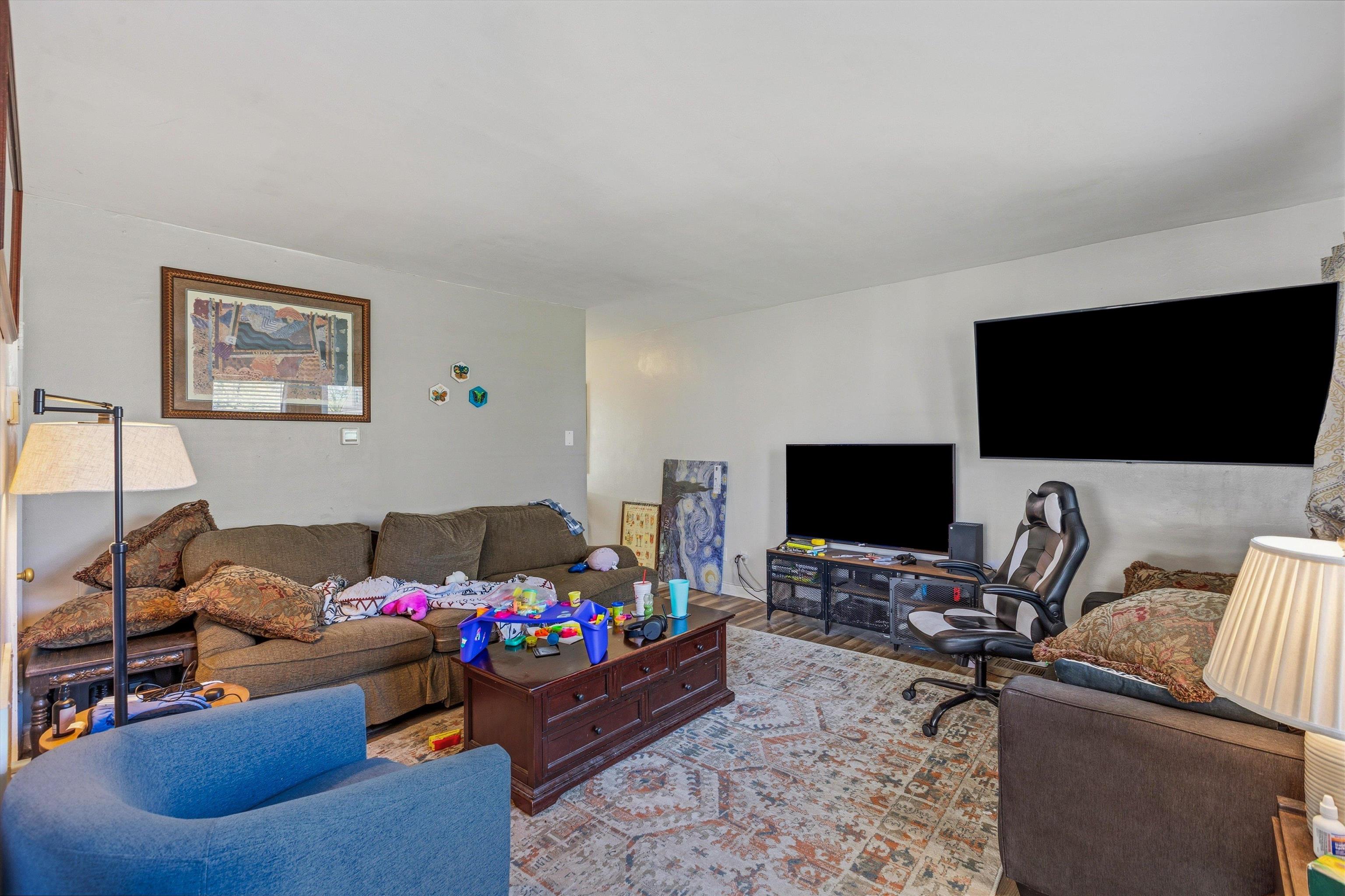 1072 N Evergreen St Property Photo 5