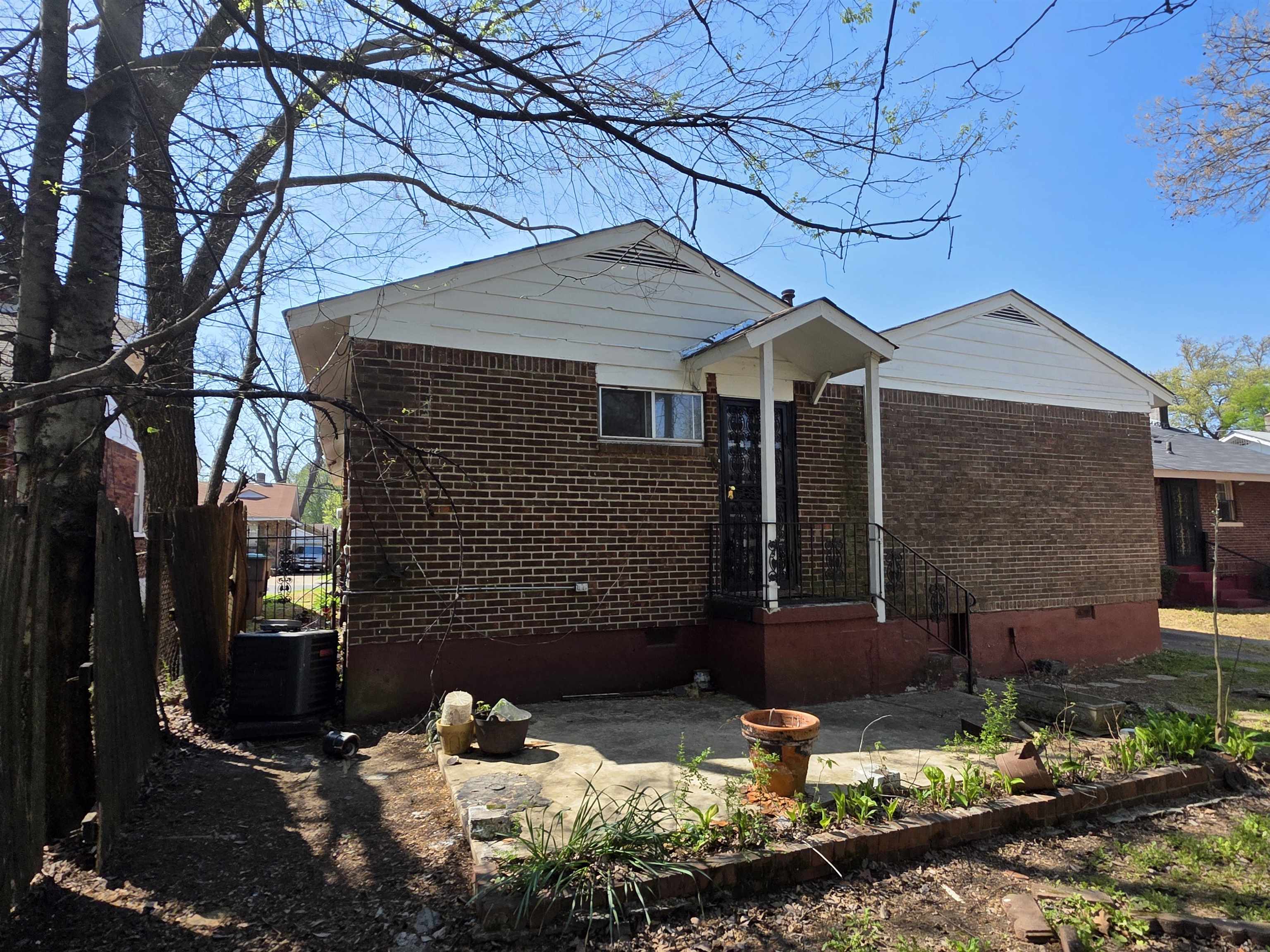1404 Cameron St Property Photo 3