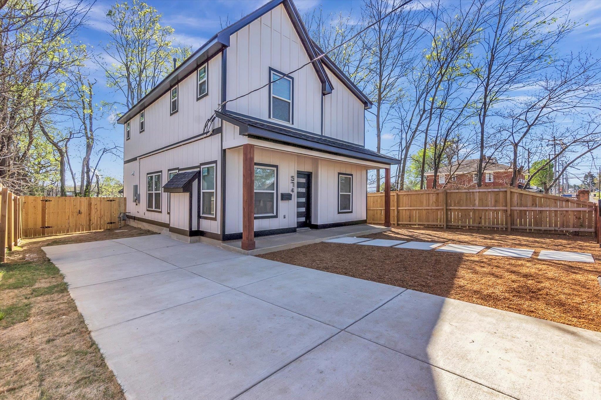 574 LIPFORD ST Property Photo 1