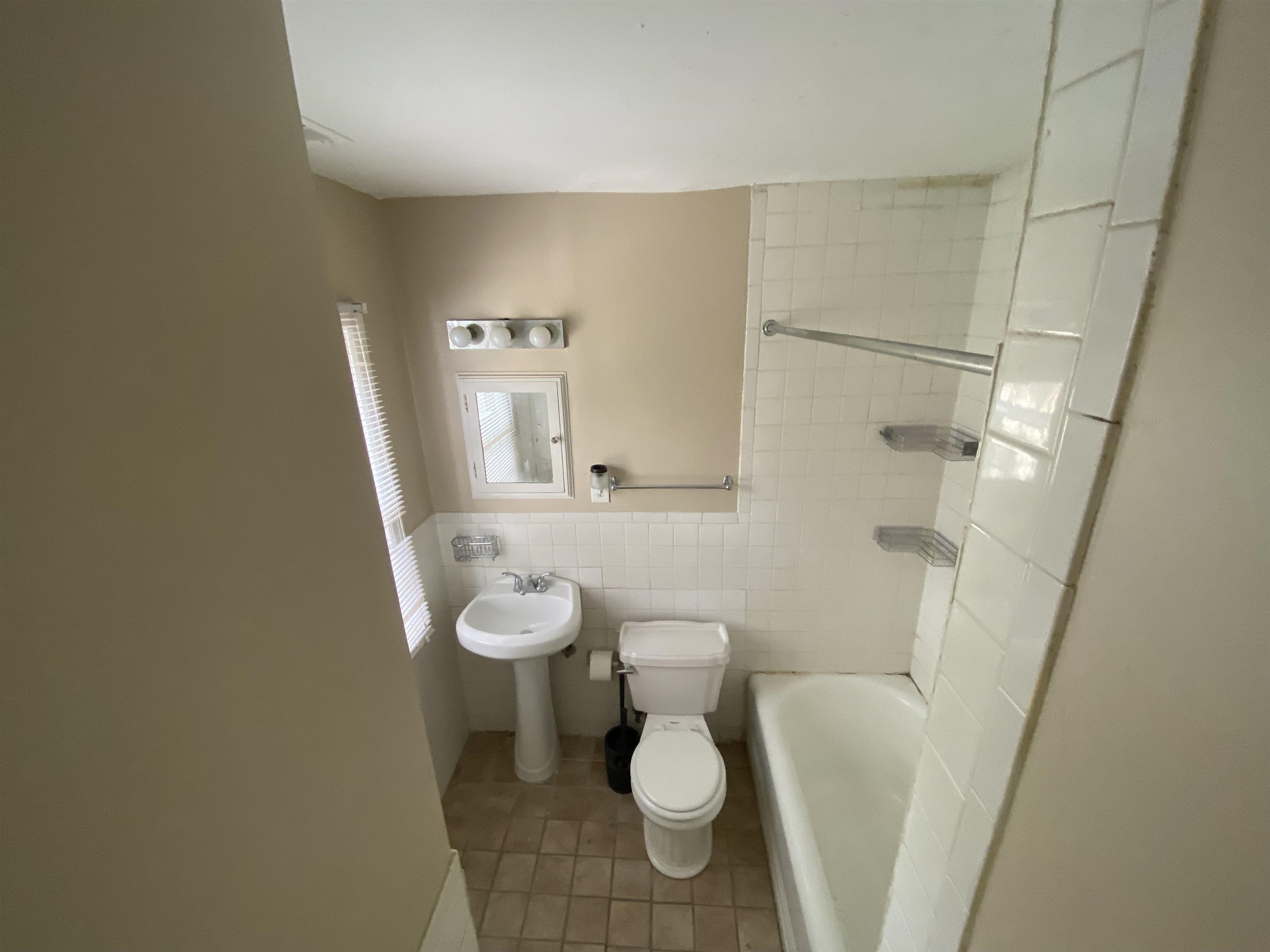 648 Loeb St Property Photo 8