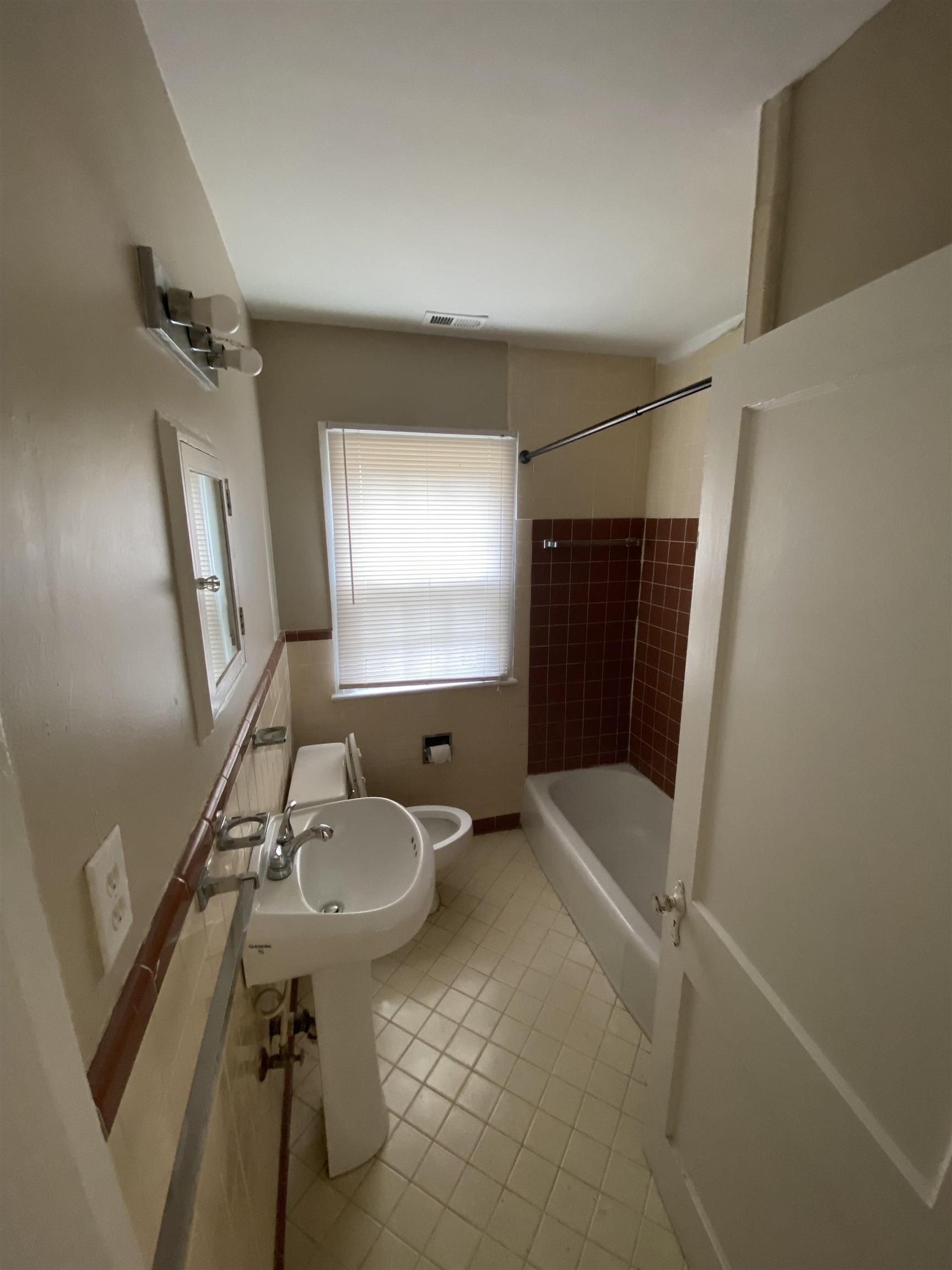 648 Loeb St Property Photo 11