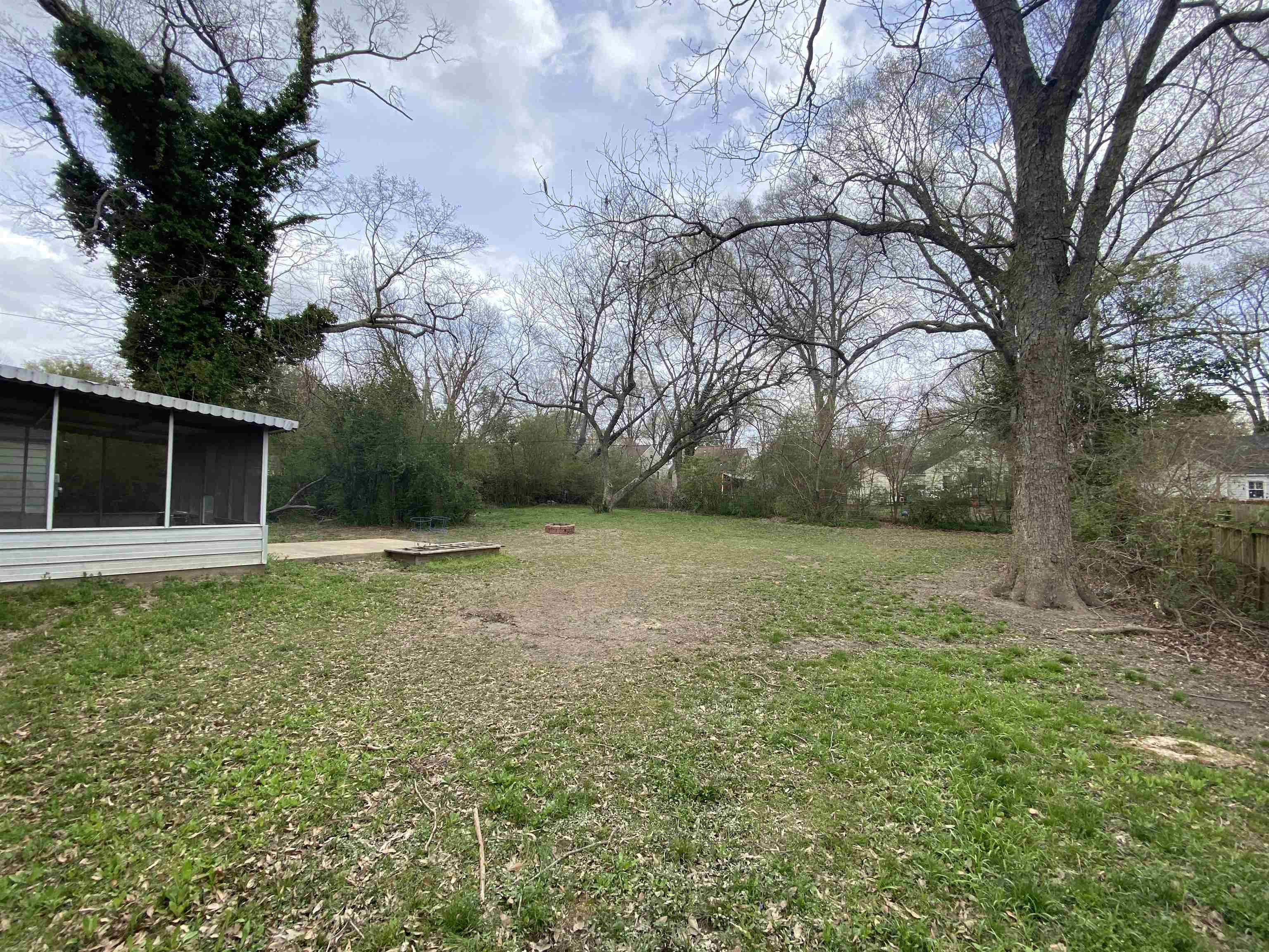 648 Loeb St Property Photo 16