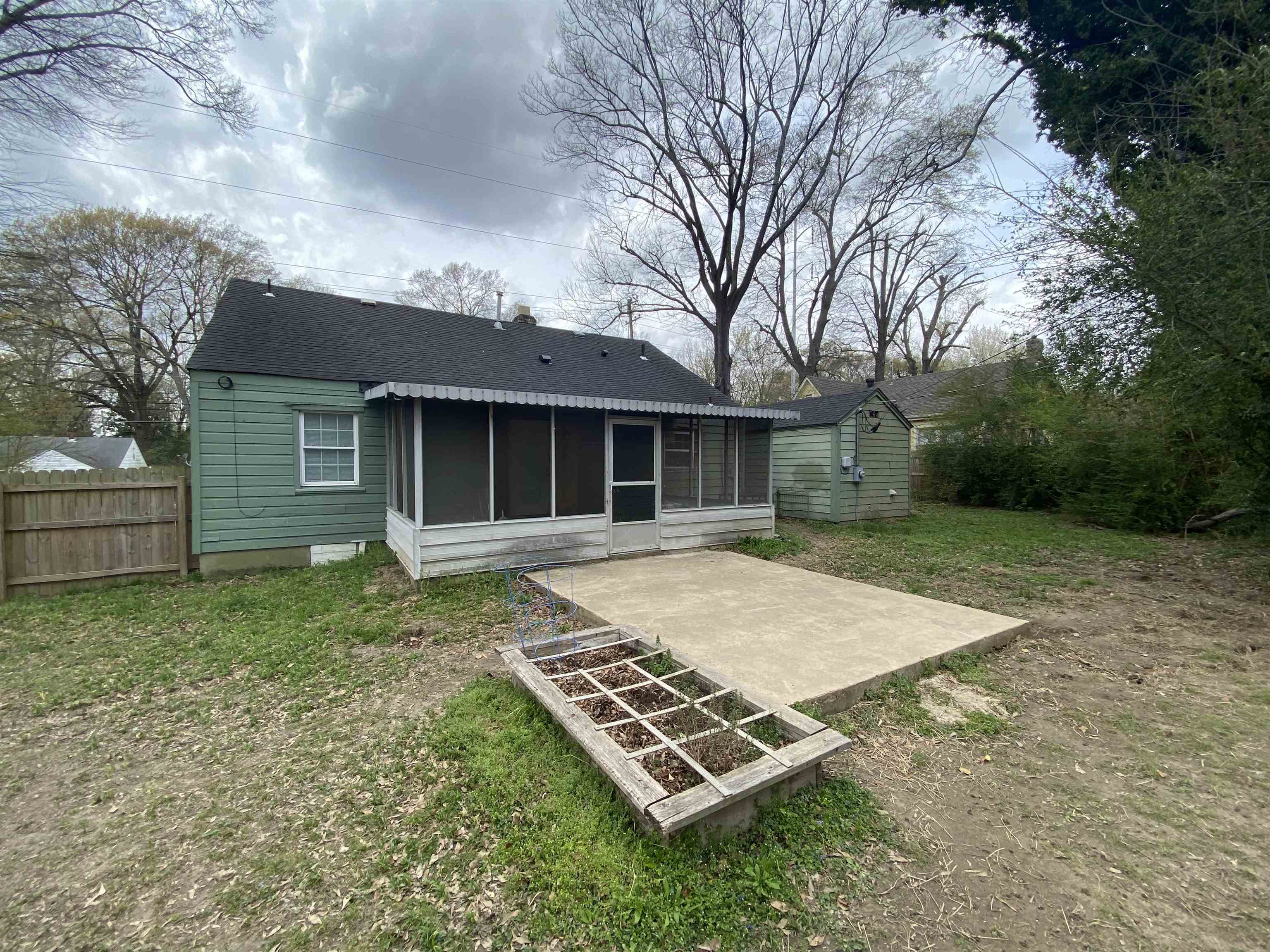 648 Loeb St Property Photo 17