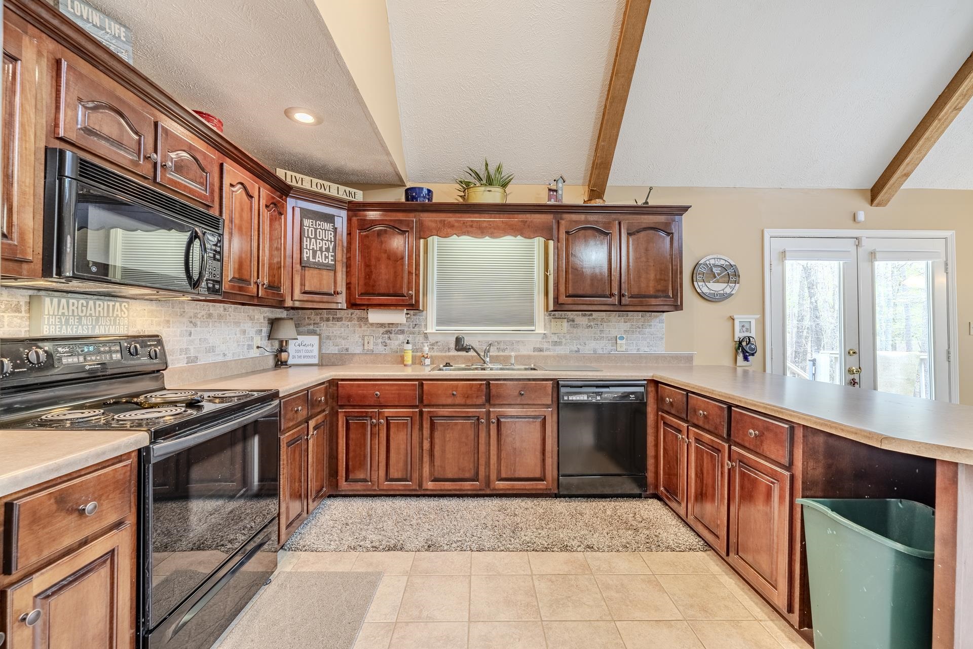 65 L Sealy Cv Property Photo 8