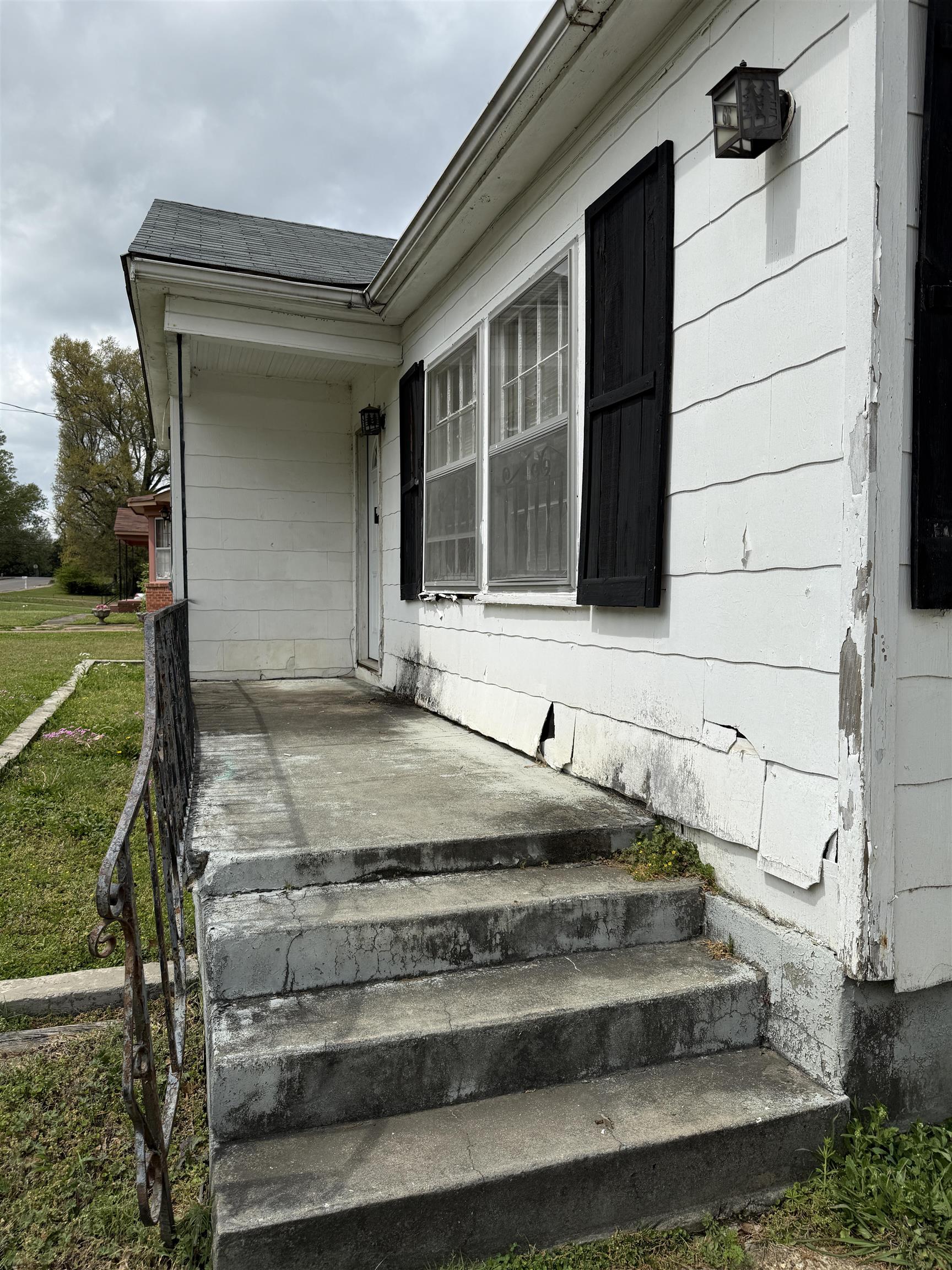 66 E Rollins Rd Property Photo 4