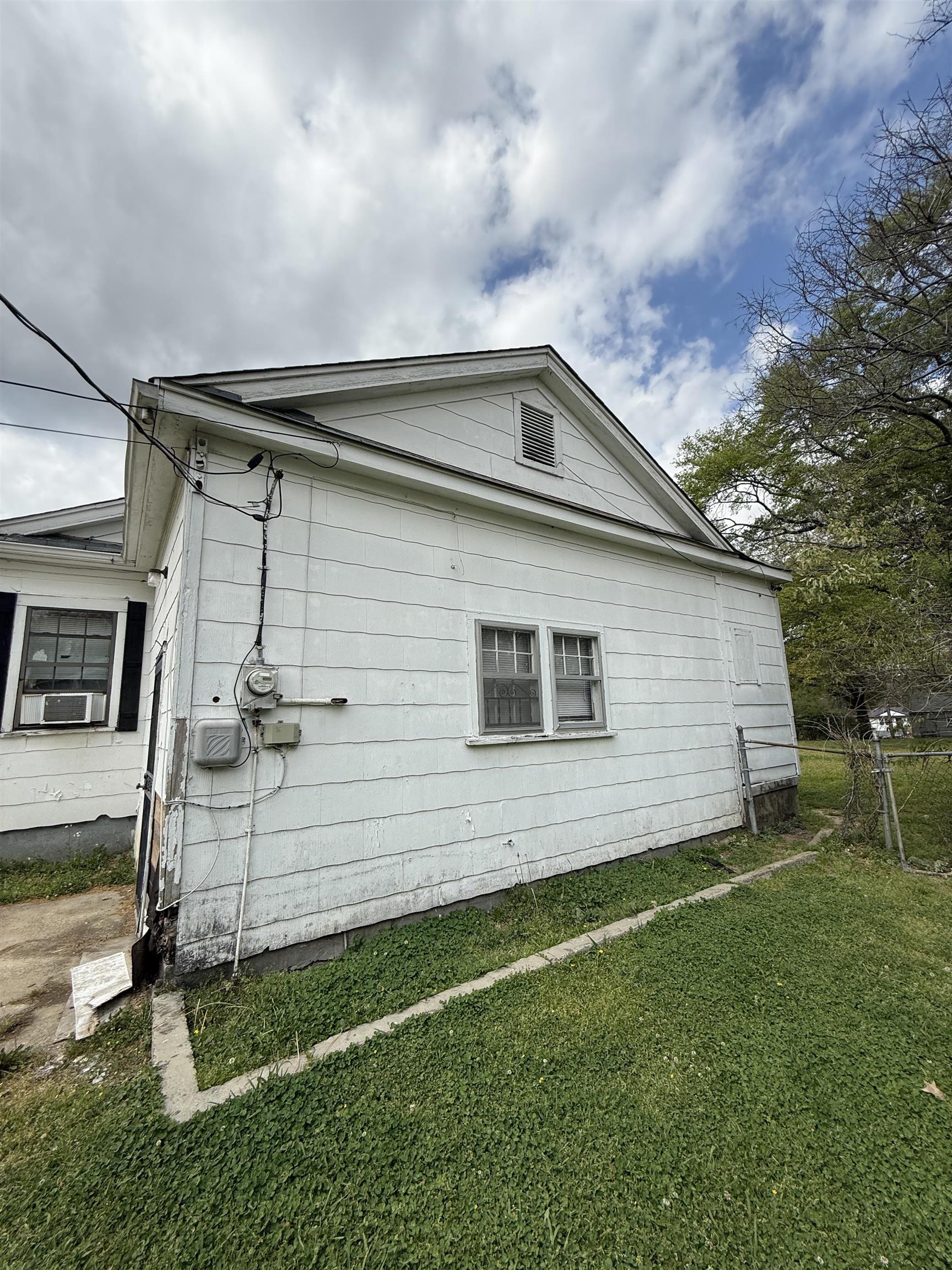 66 E Rollins Rd Property Photo 5