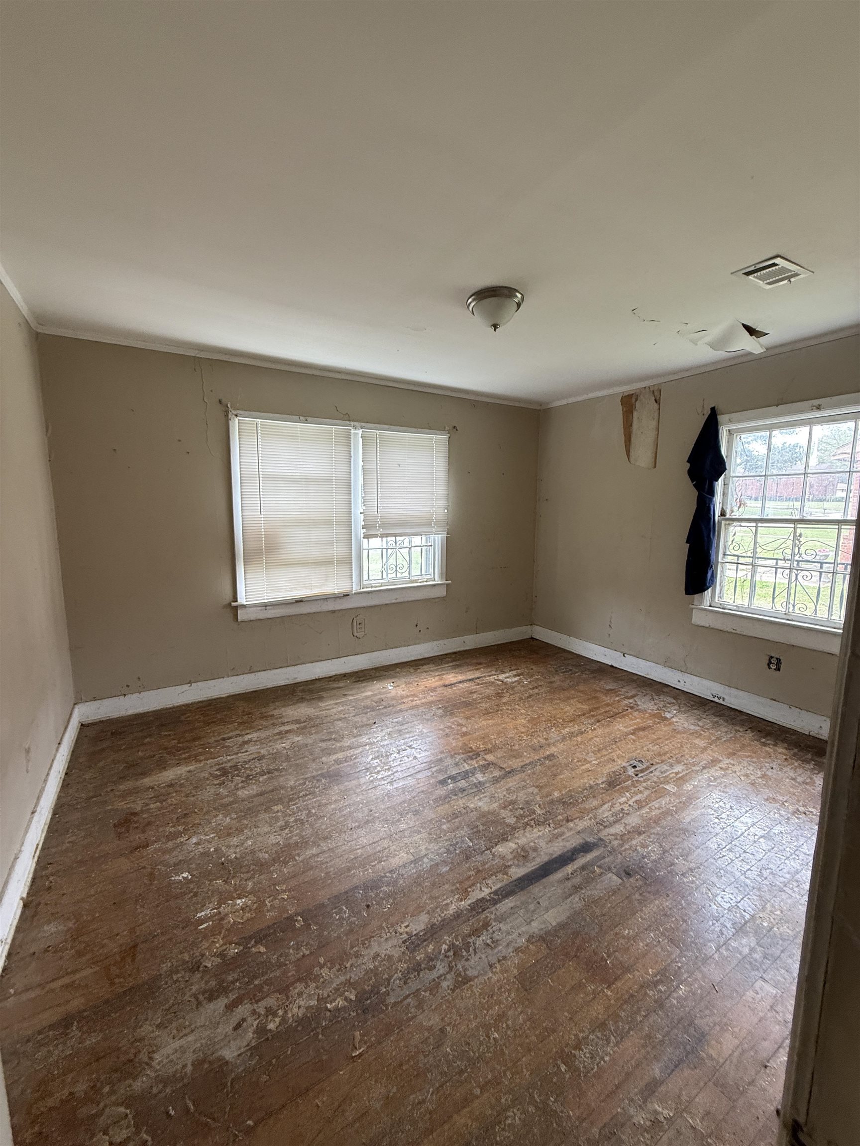 66 E Rollins Rd Property Photo 15