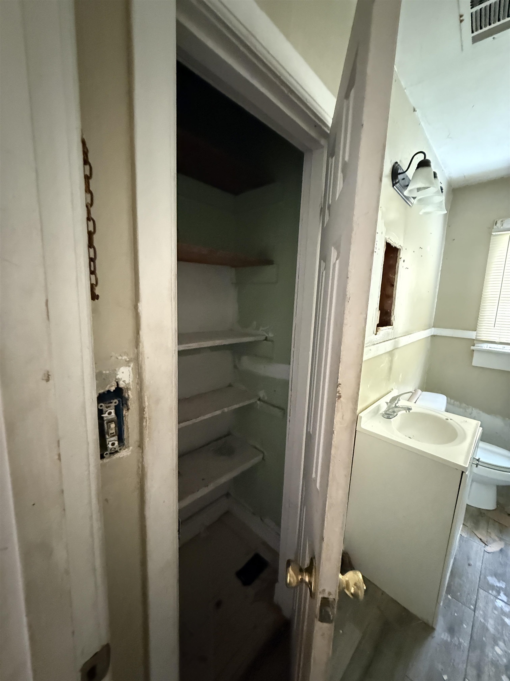 66 E Rollins Rd Property Photo 18