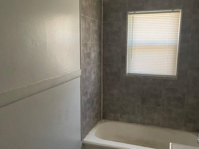 2452 Saratoga Ave Property Photo 5