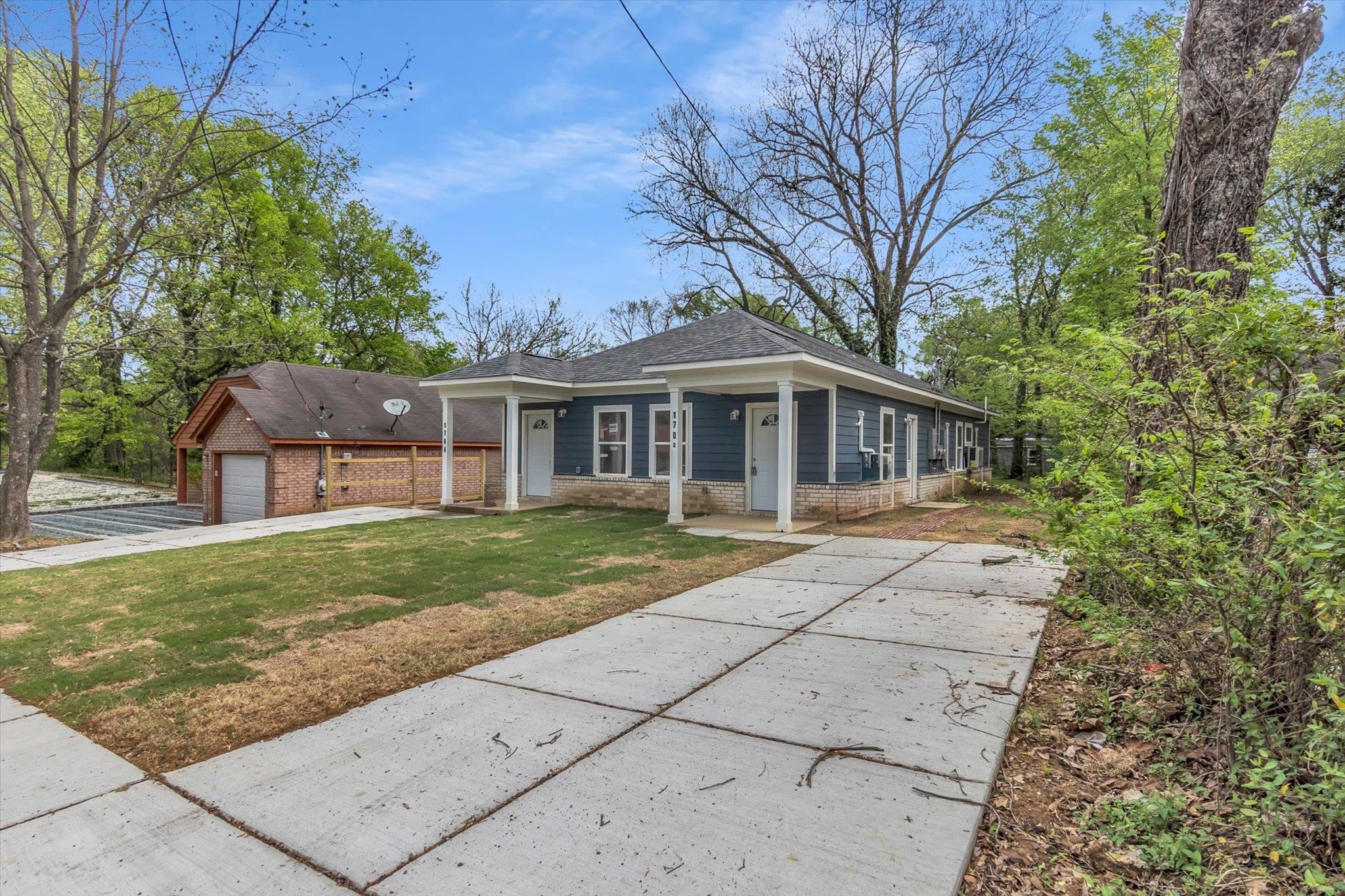 1704 Oakwood St Property Photo 2