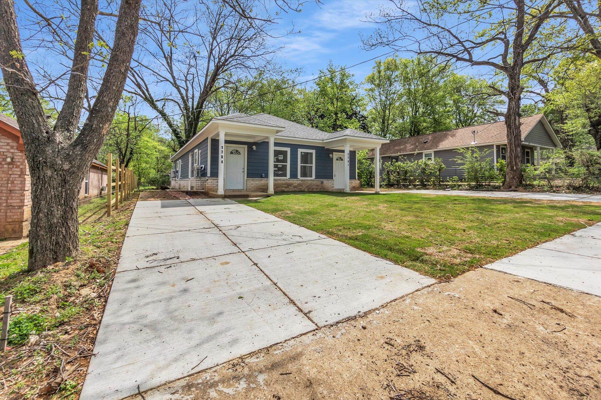 1704 Oakwood St Property Photo 3