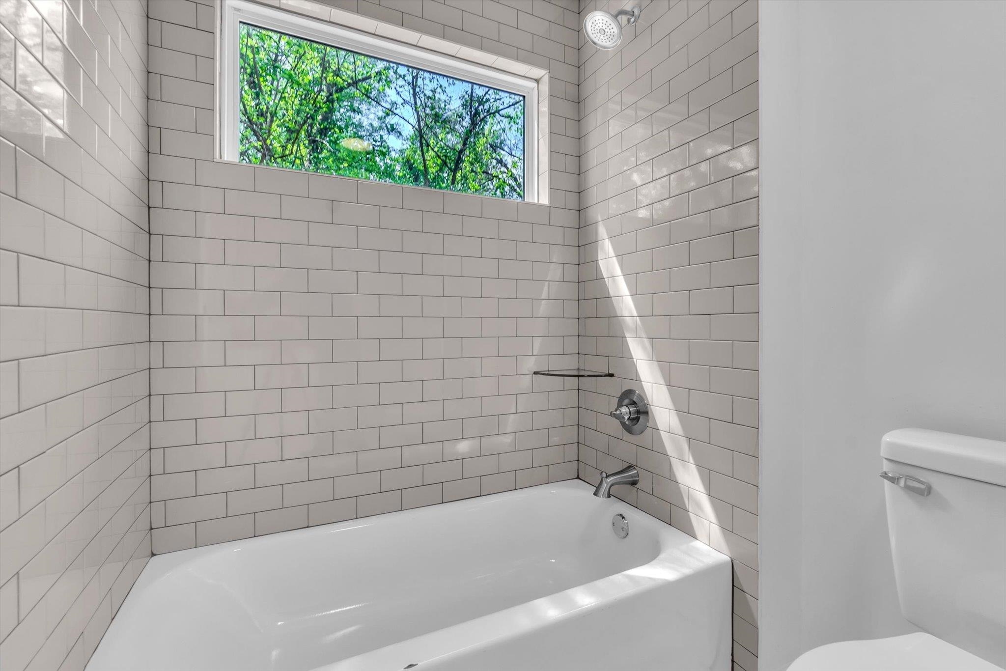1704 Oakwood St Property Photo 5