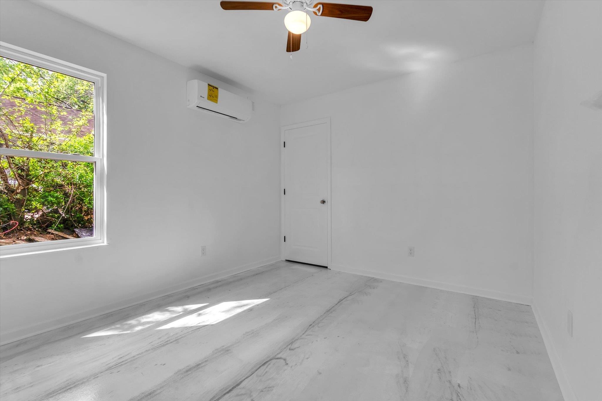 1704 Oakwood St Property Photo 7