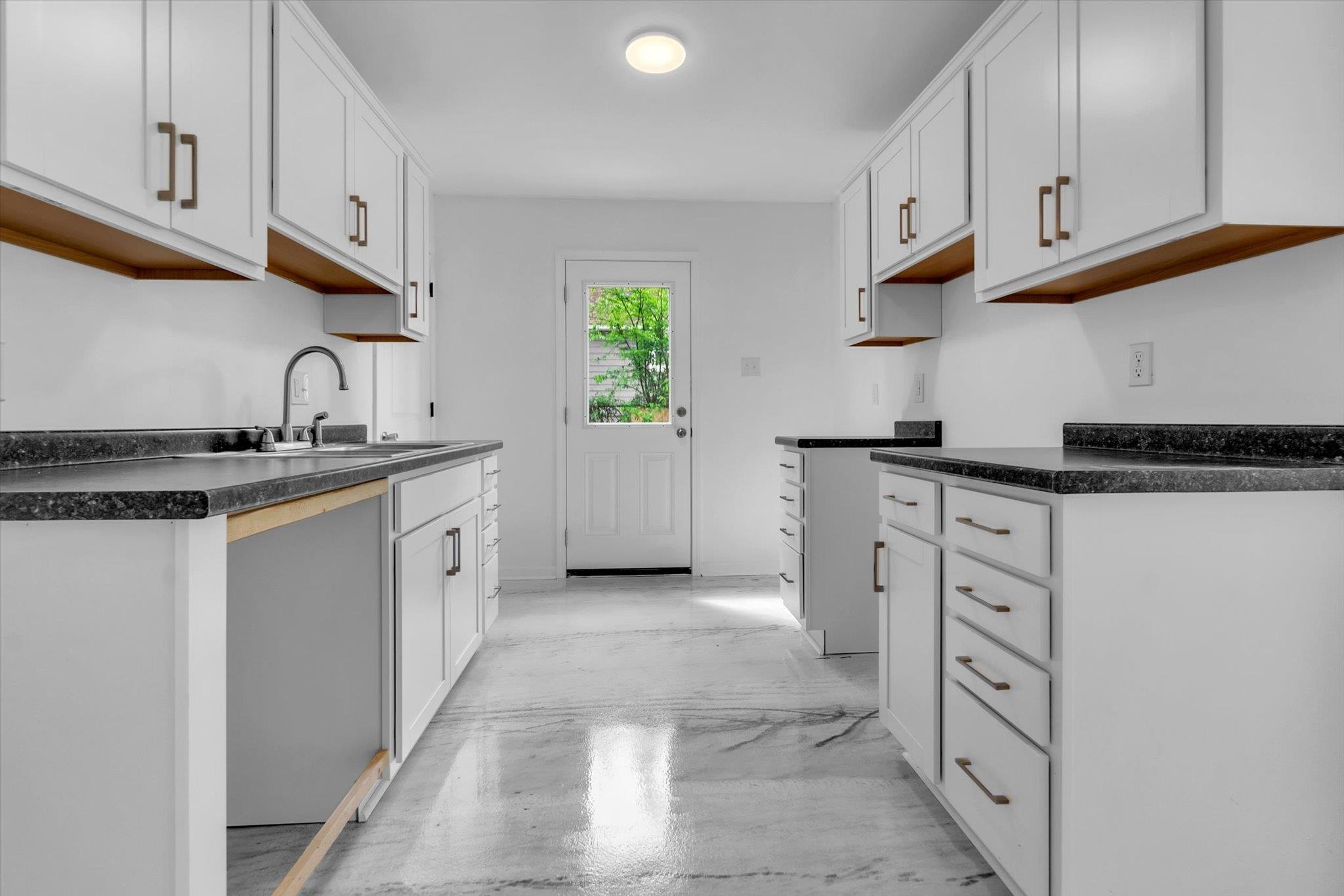 1704 Oakwood St Property Photo 10