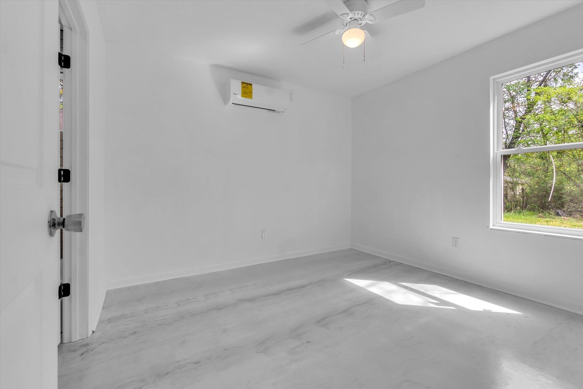 1704 Oakwood St Property Photo 16