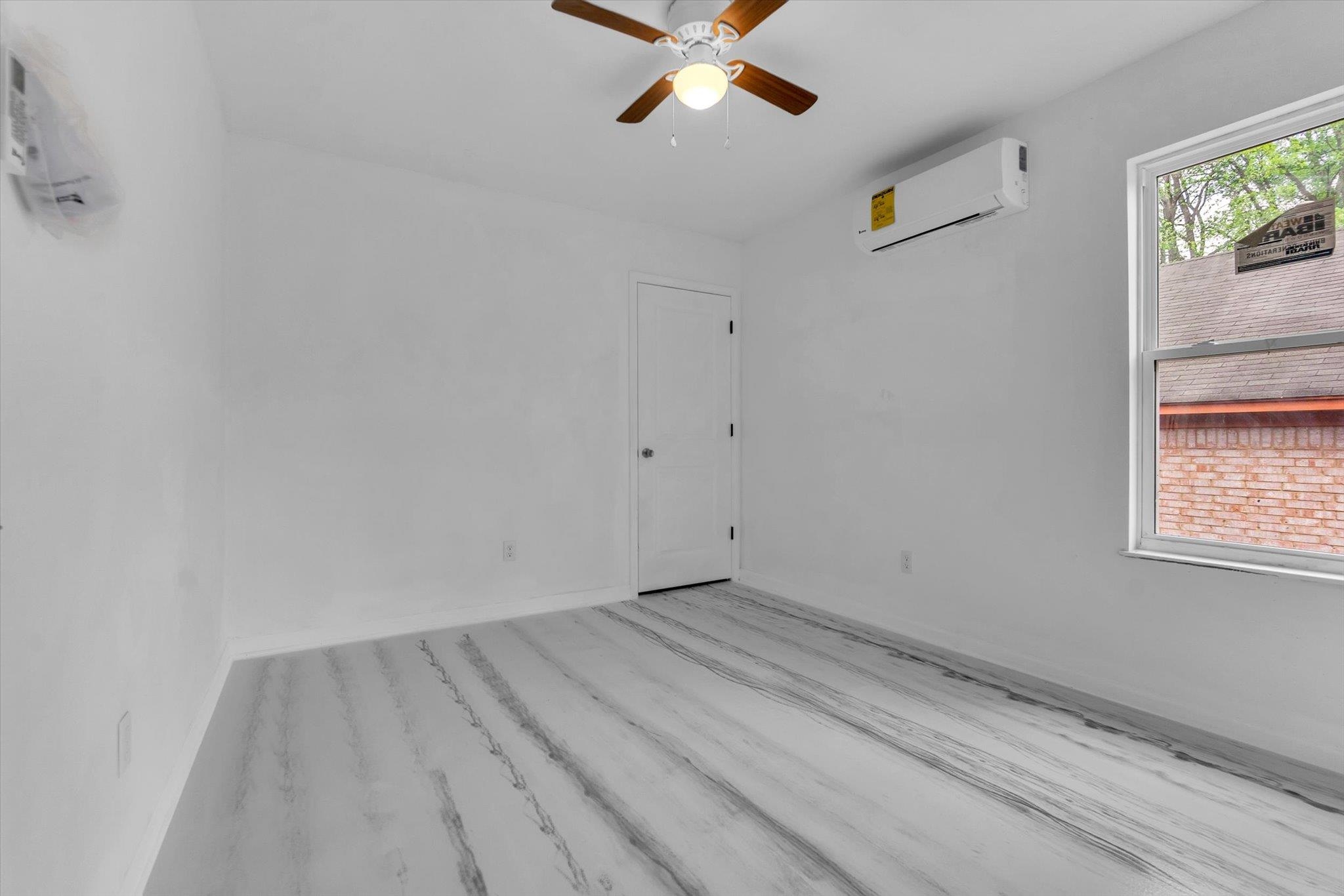 1704 Oakwood St Property Photo 19