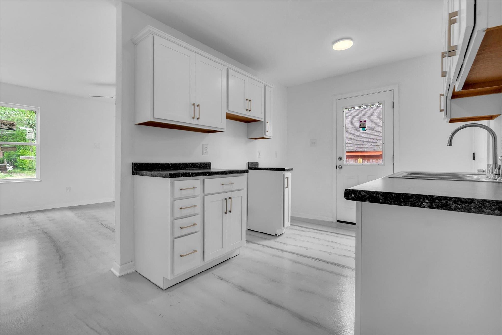 1704 Oakwood St Property Photo 22
