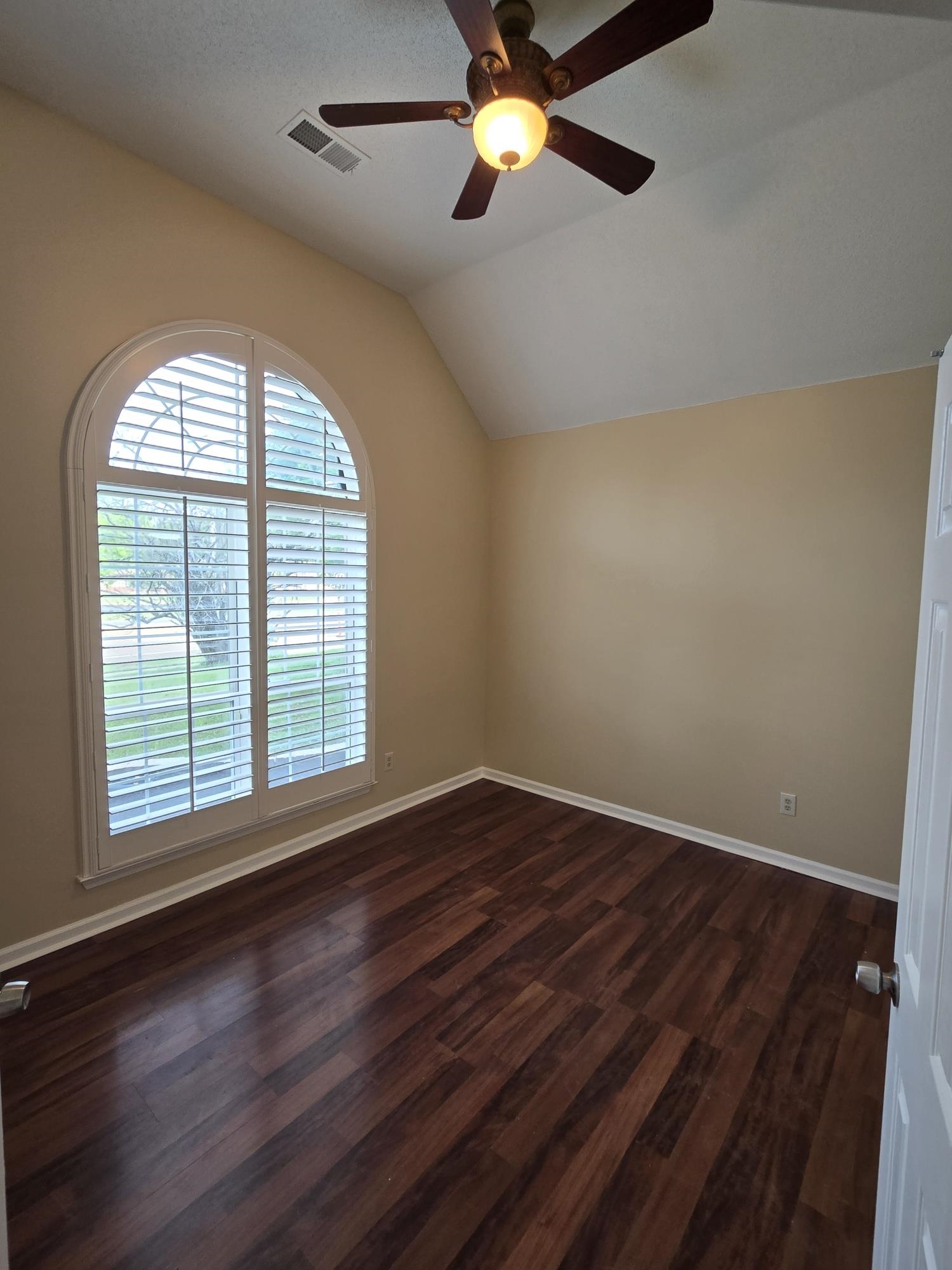 4860 Rivercrest Ln Property Photo 4