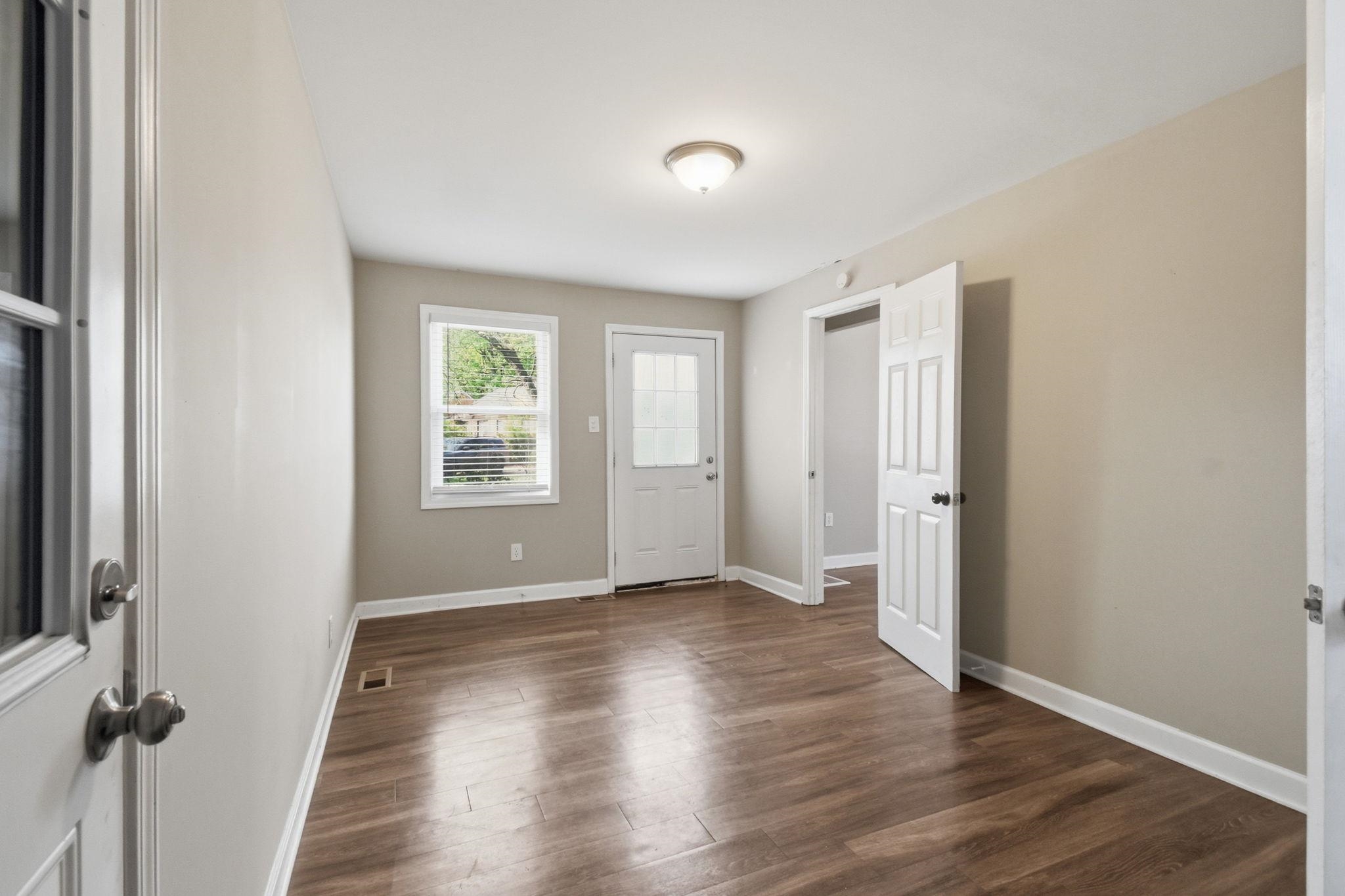 1036 N Idlewild St Property Photo 2