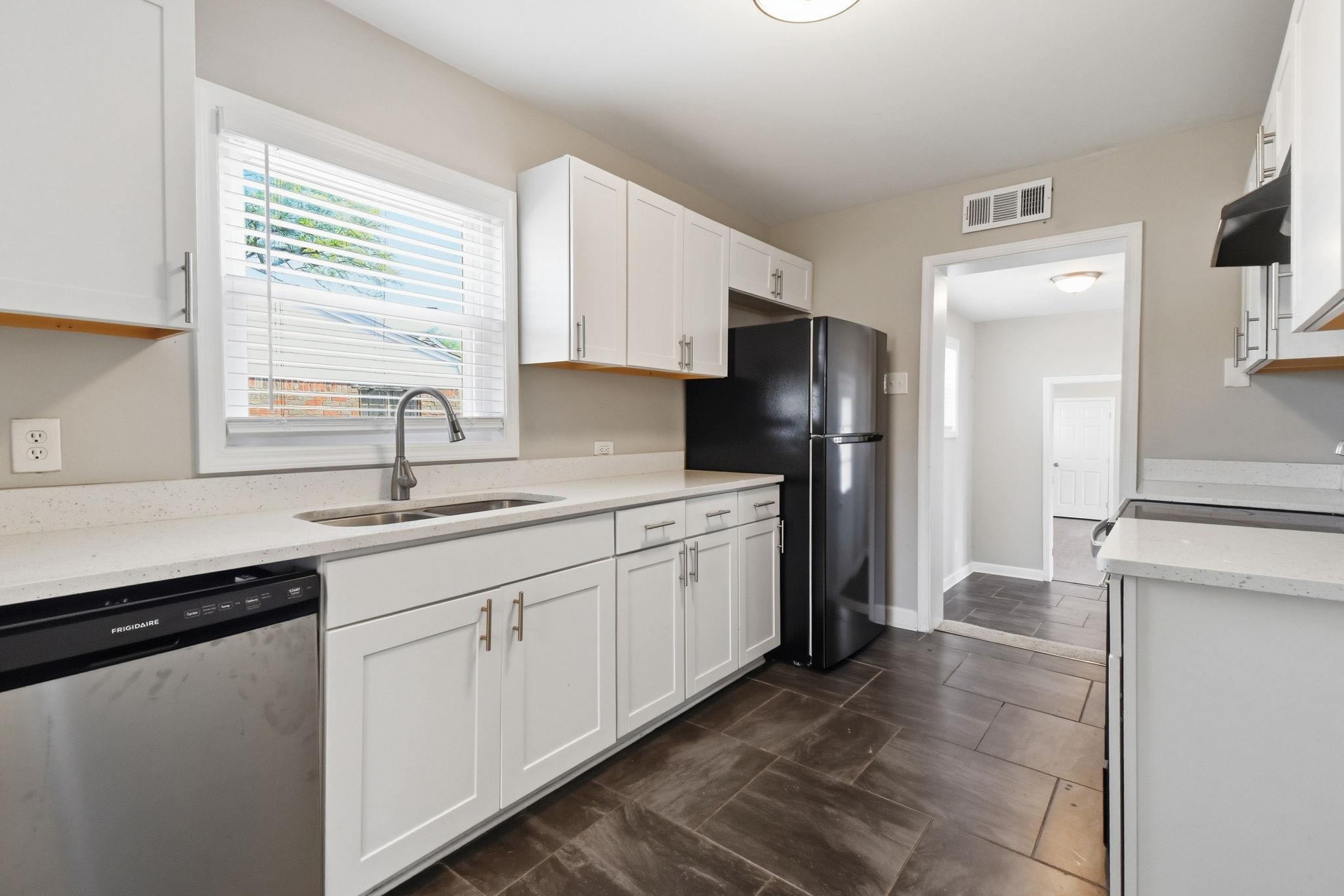 1036 N Idlewild St Property Photo 6