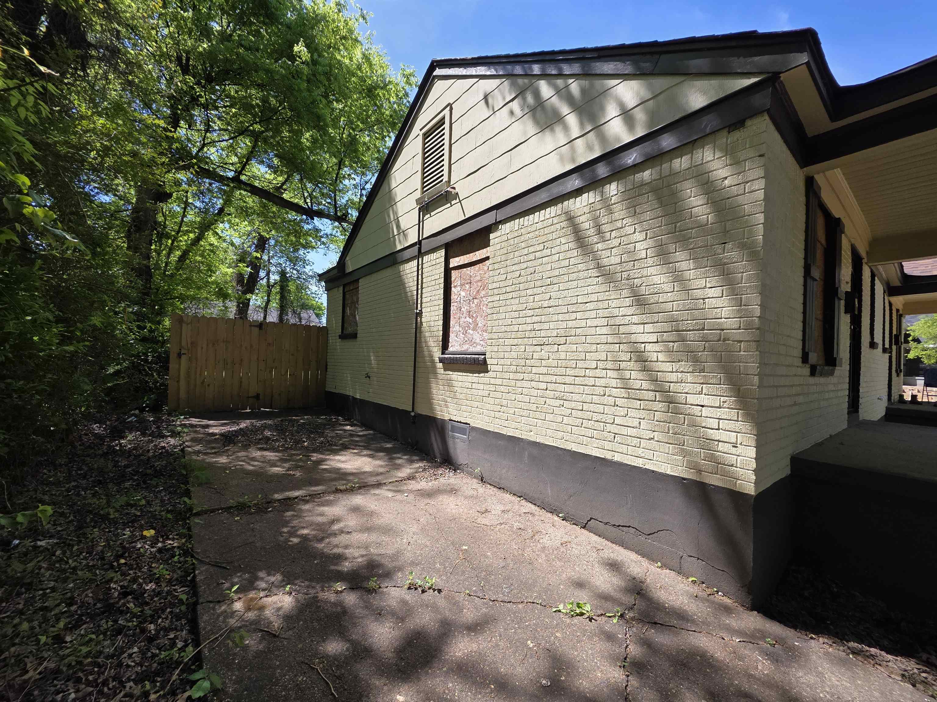 1657 Southern Ave Property Photo 4