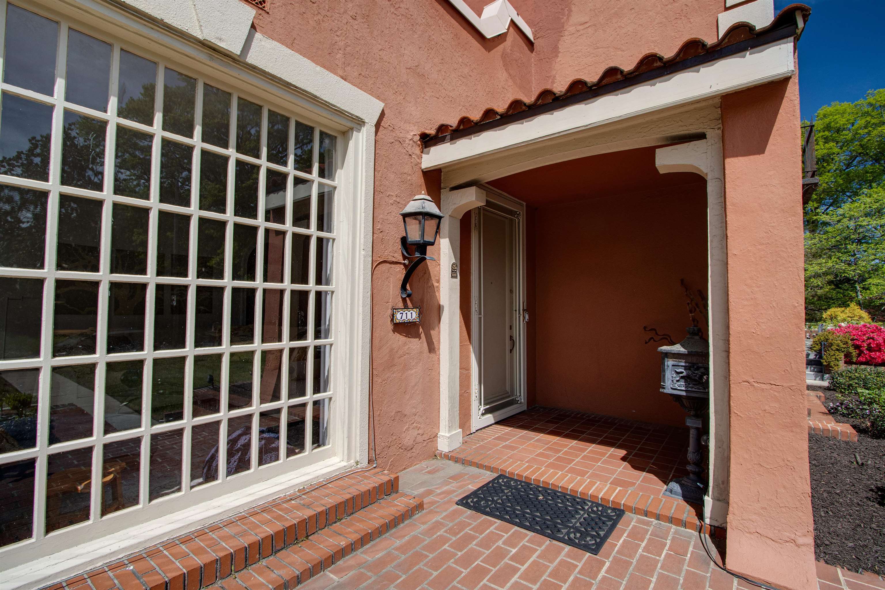 711 S Mclean Blvd Property Photo 4