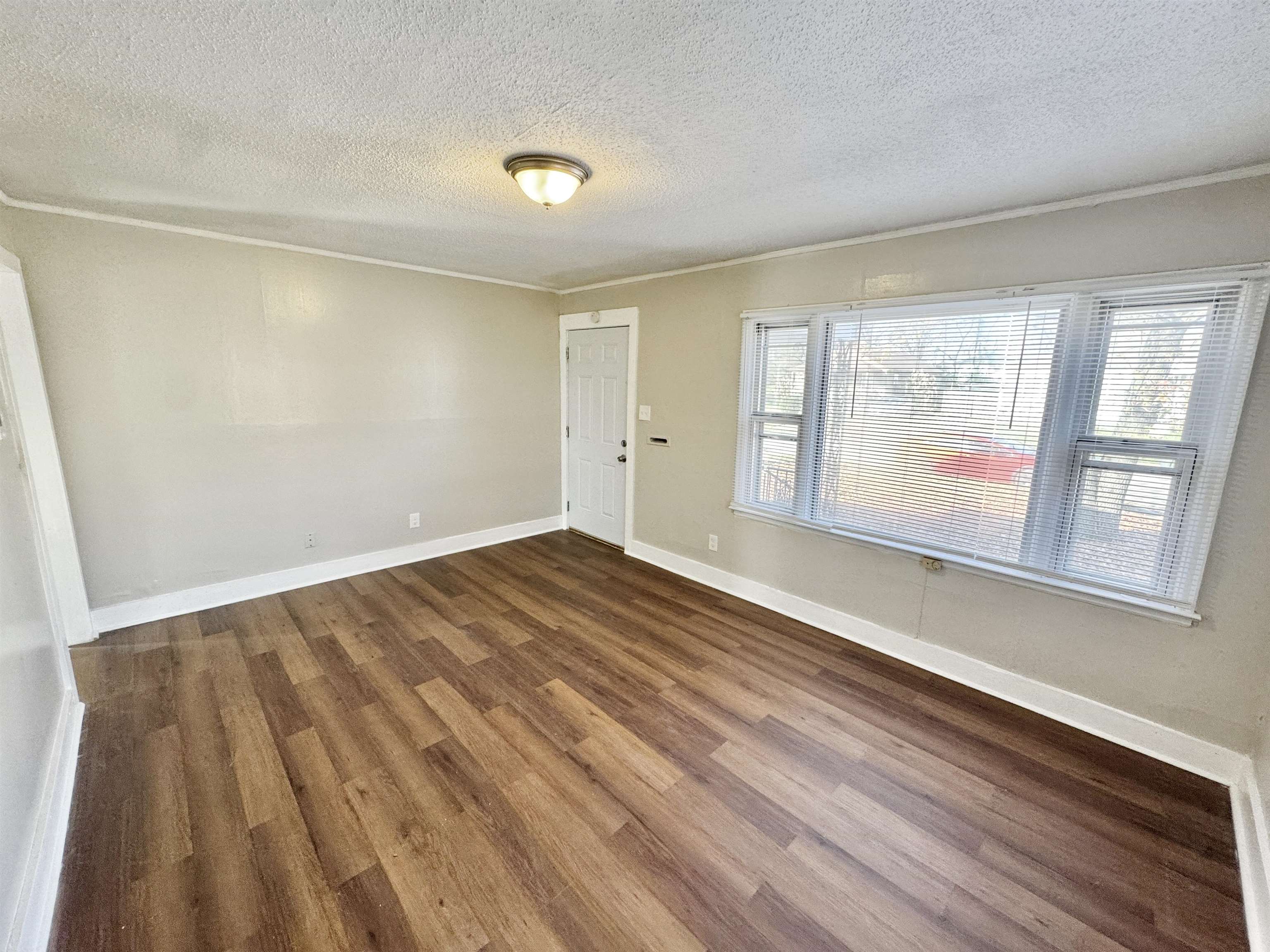 2071 Hubert Ave Property Photo 3