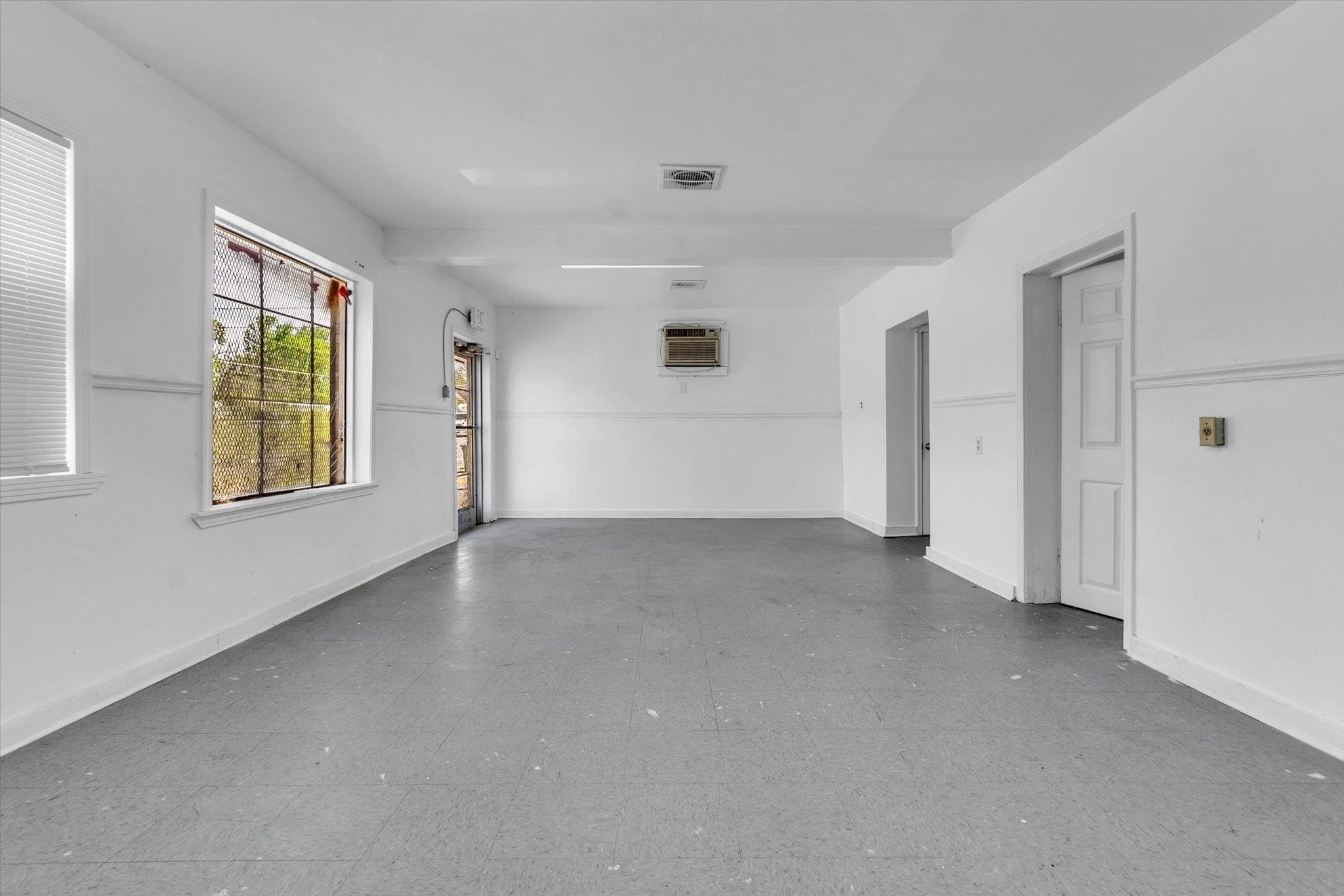 1109 Springdale St Property Photo 4