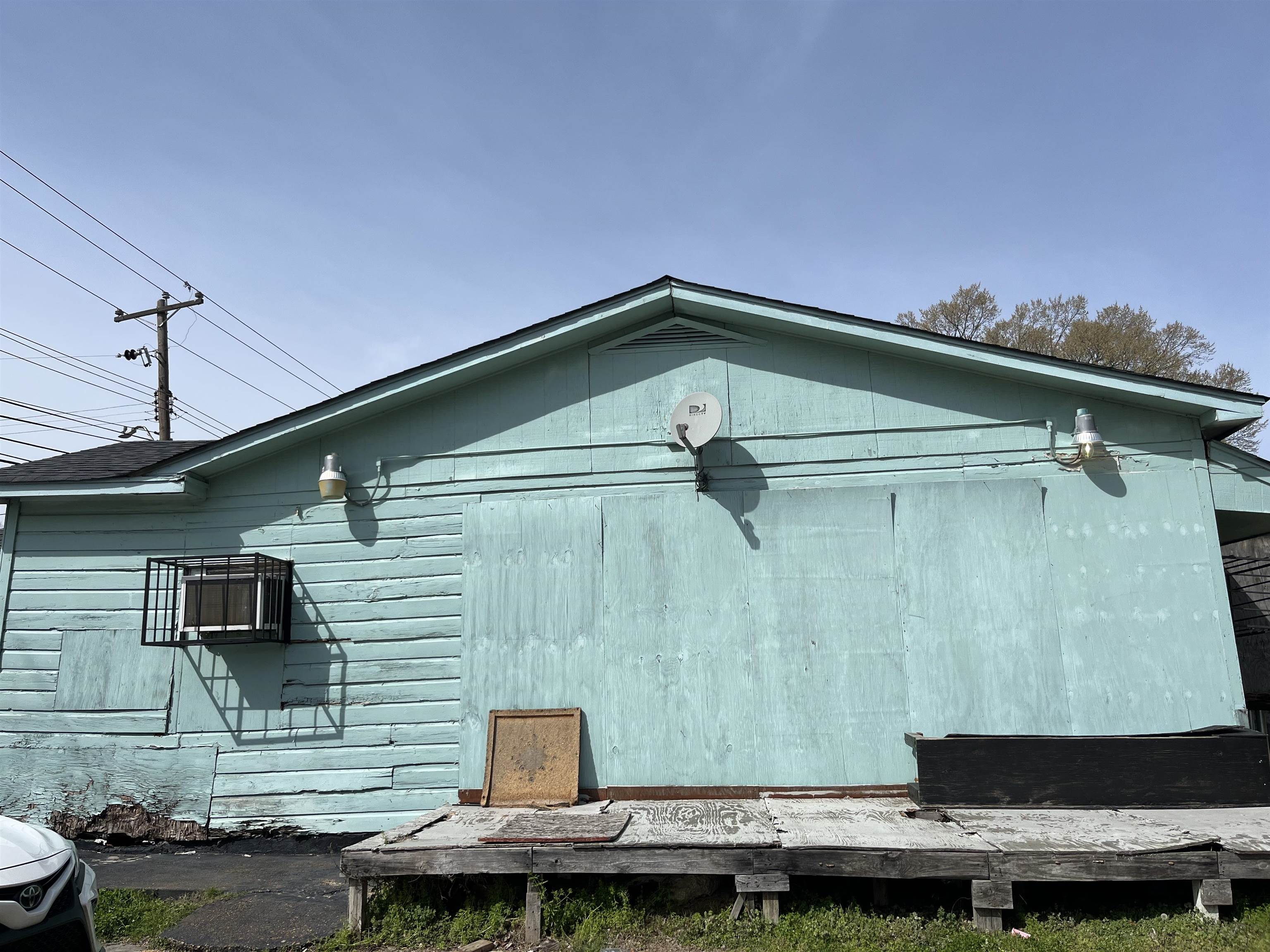 1172 N Hollywood St Property Photo 7