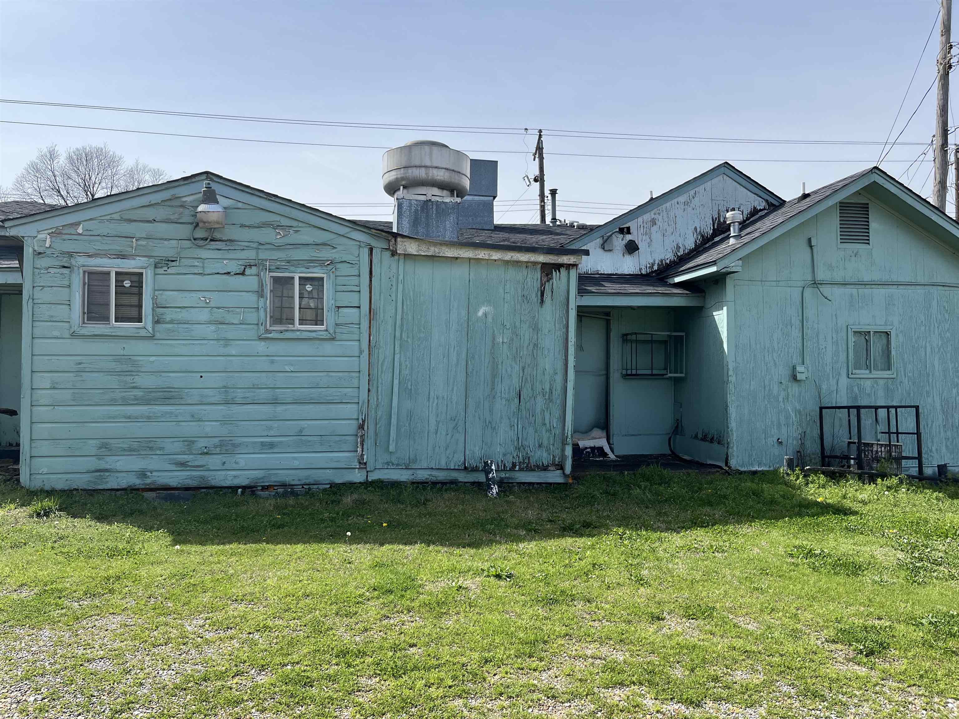 1172 N Hollywood St Property Photo 9
