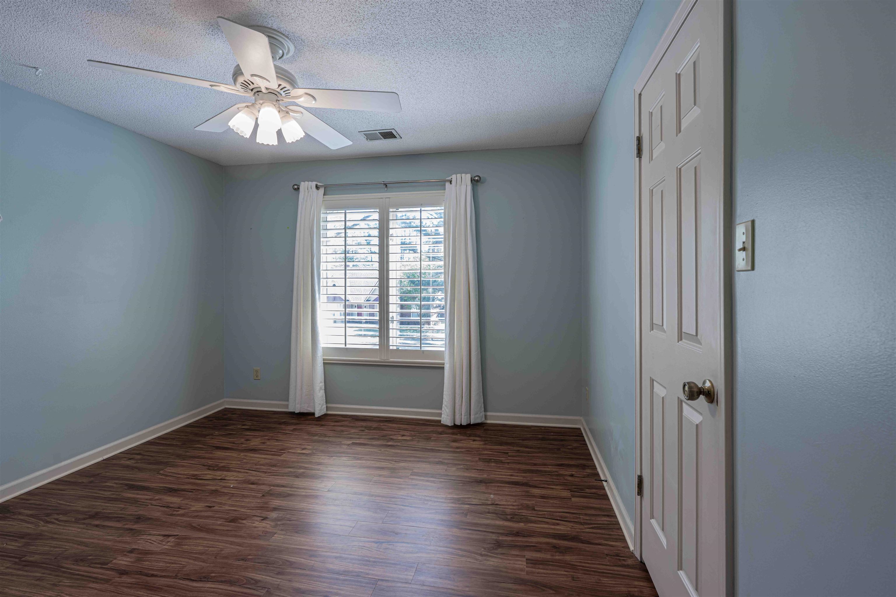 947 Rolling Oaks Ln Property Photo 23