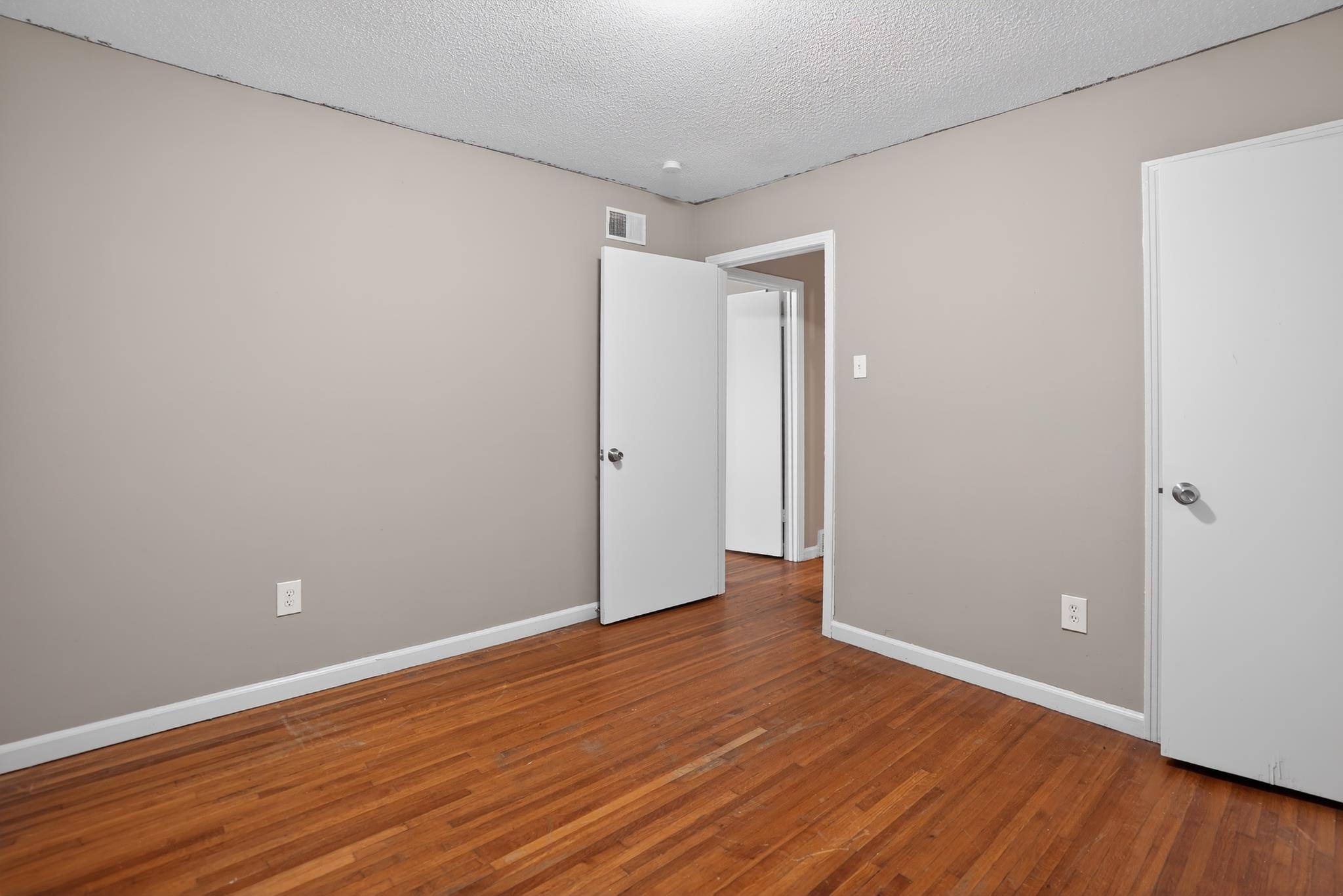 5070 Quince Rd Property Photo 5